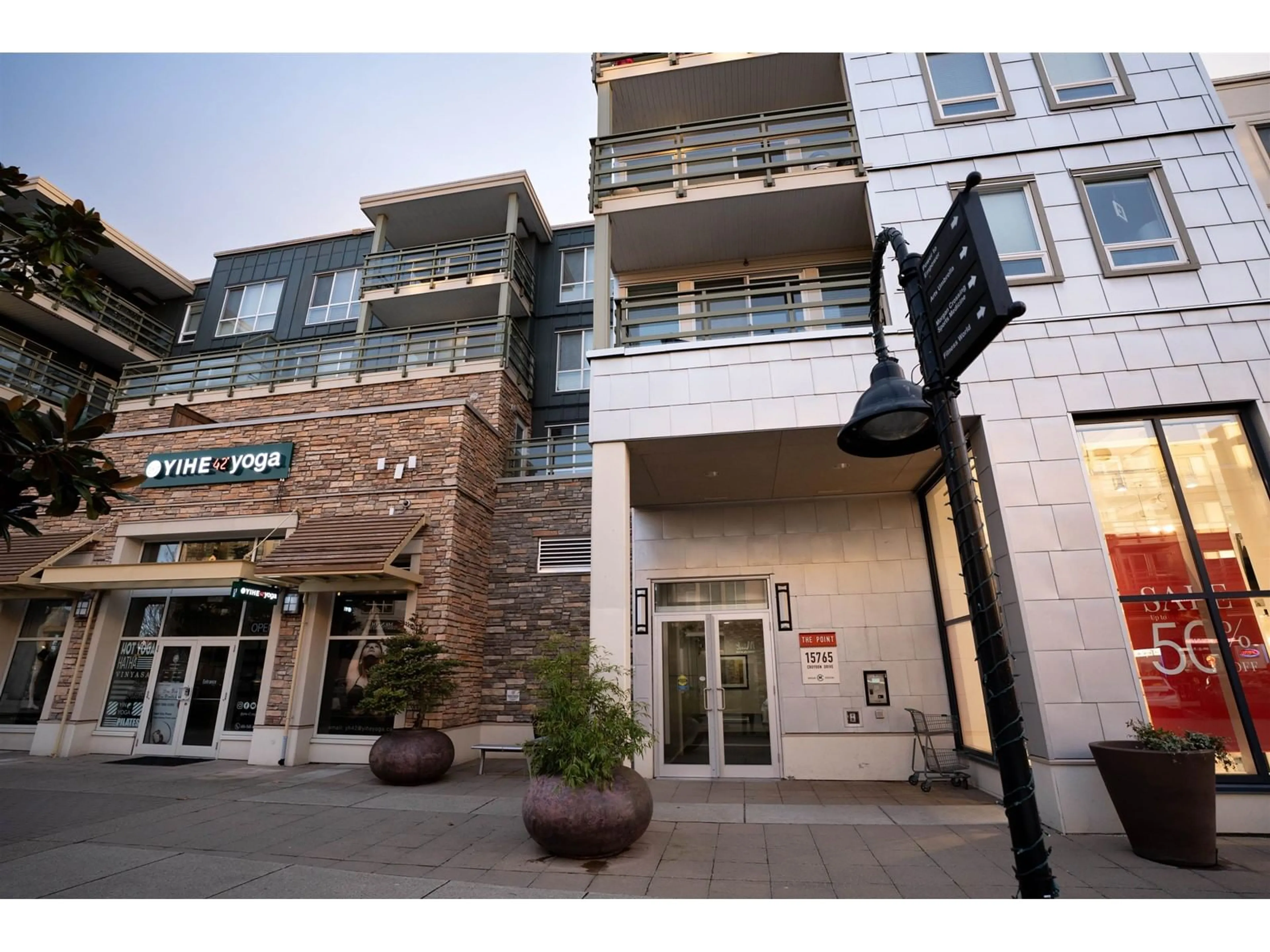 Patio, building for 205 - 15765 CROYDON, Surrey British Columbia V3Z2L6