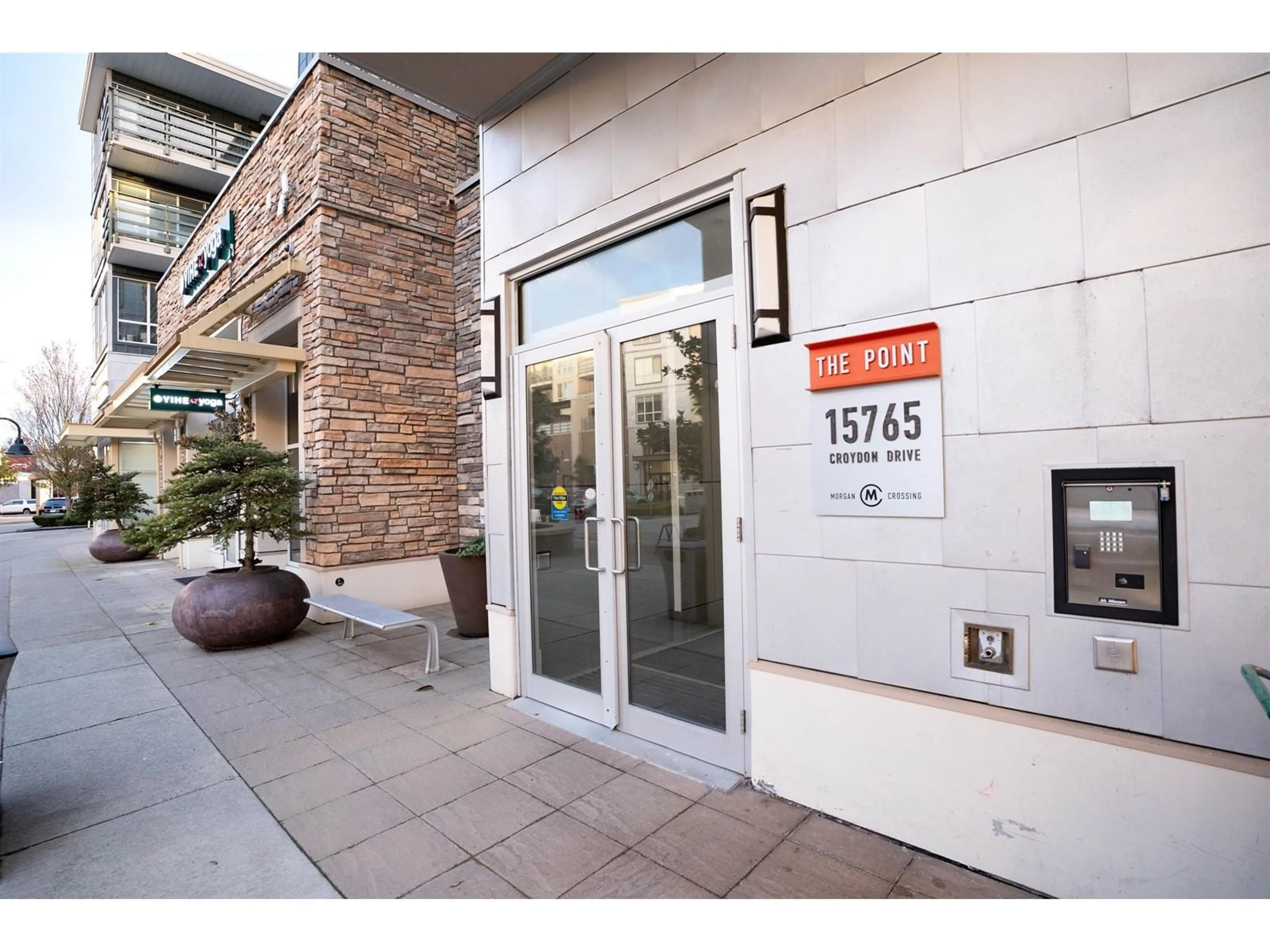 Indoor foyer for 205 - 15765 CROYDON, Surrey British Columbia V3Z2L6