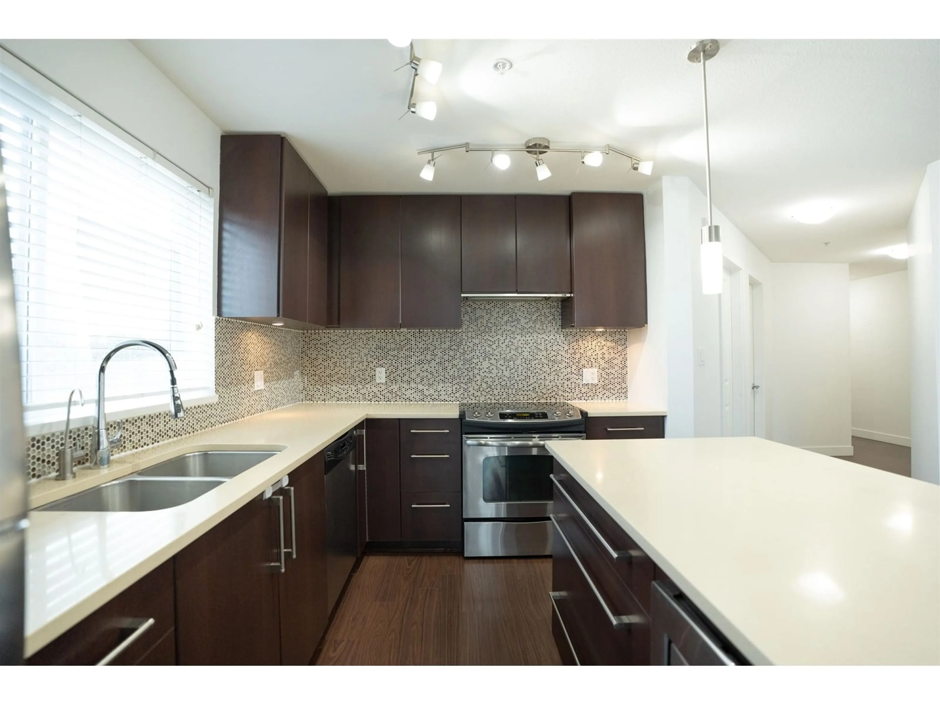 Open concept kitchen, unknown for 205 - 15765 CROYDON, Surrey British Columbia V3Z2L6