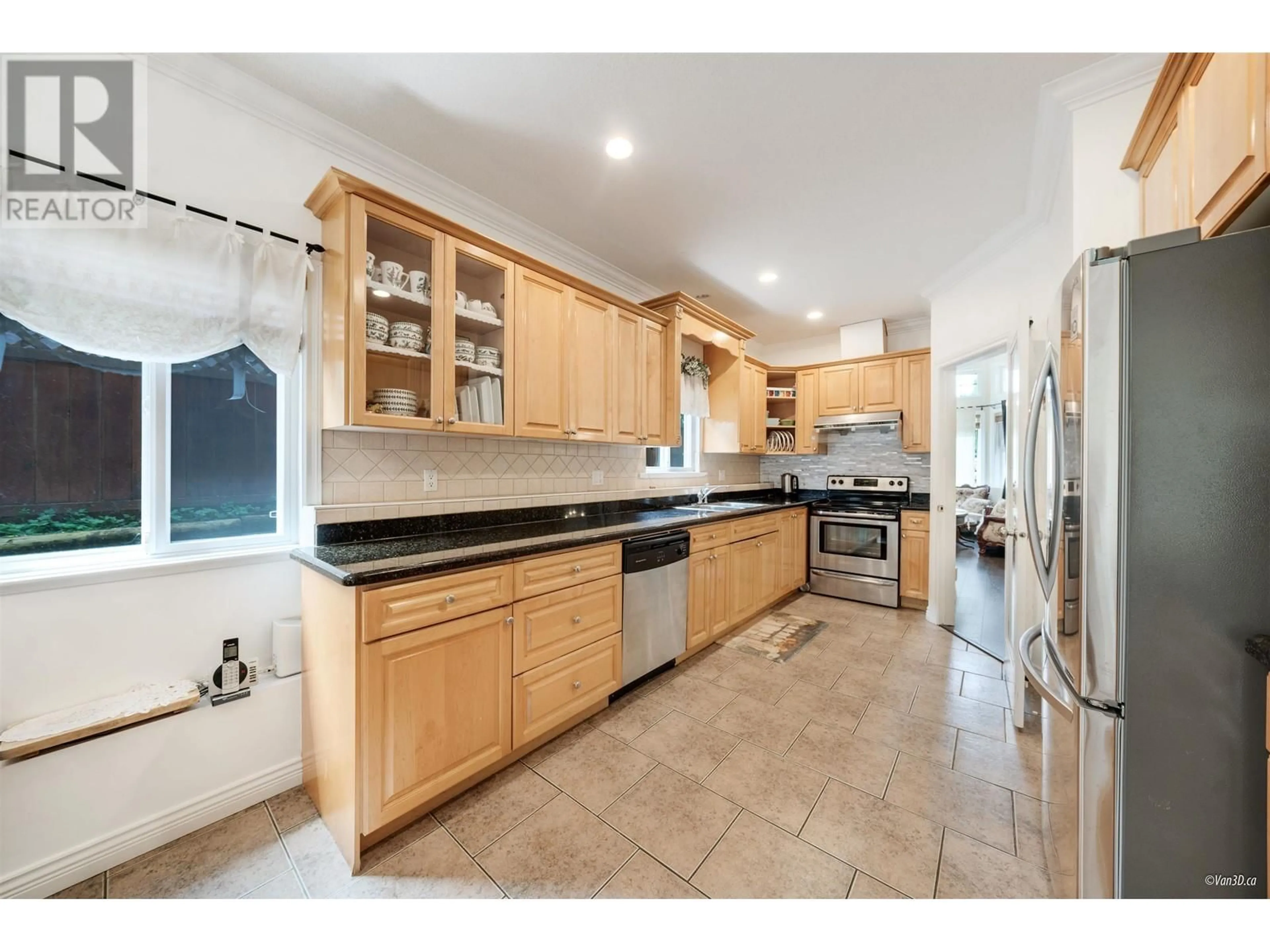 Open concept kitchen, ceramic/tile floor for 5676 RUMBLE STREET, Burnaby British Columbia V5J2C2