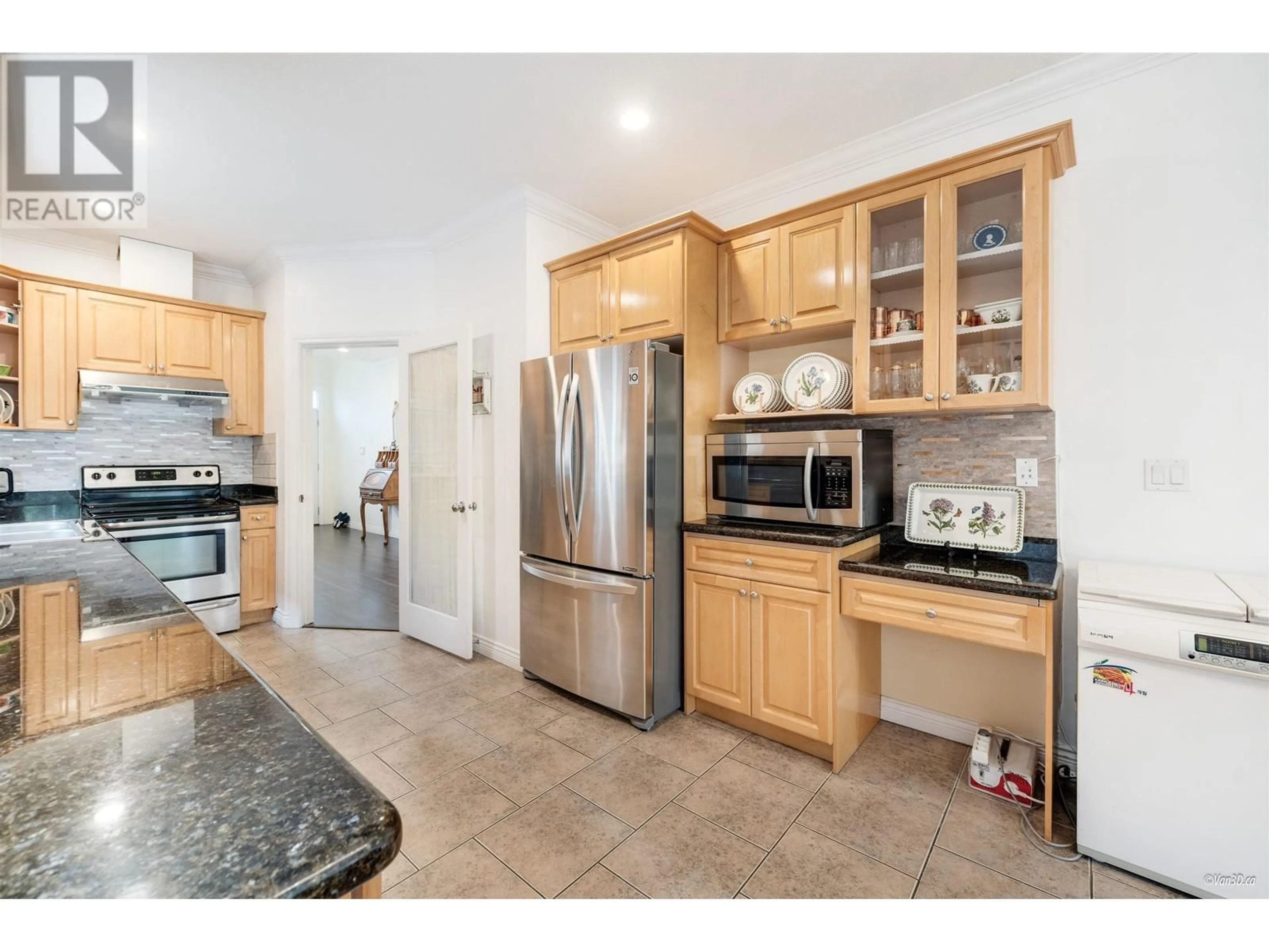 Standard kitchen, ceramic/tile floor for 5676 RUMBLE STREET, Burnaby British Columbia V5J2C2