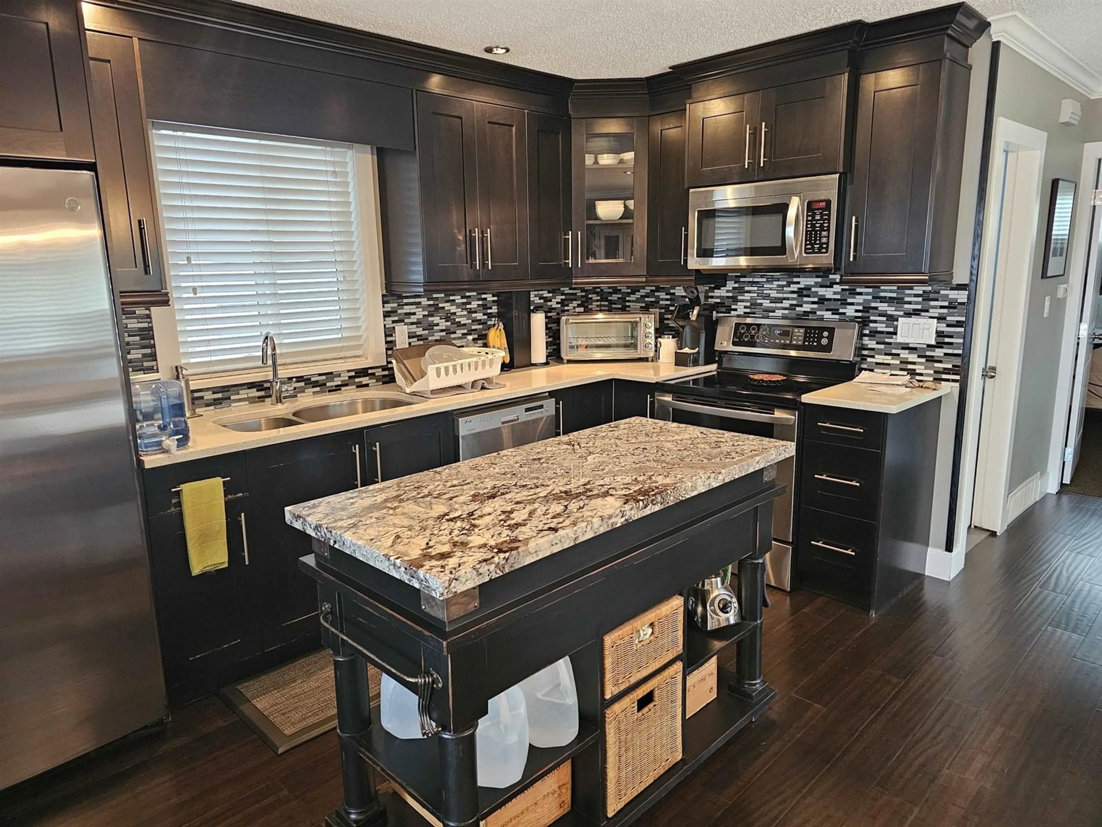 Contemporary kitchen, ceramic/tile floor for 1349 OXFORD, White Rock British Columbia V4B3R1