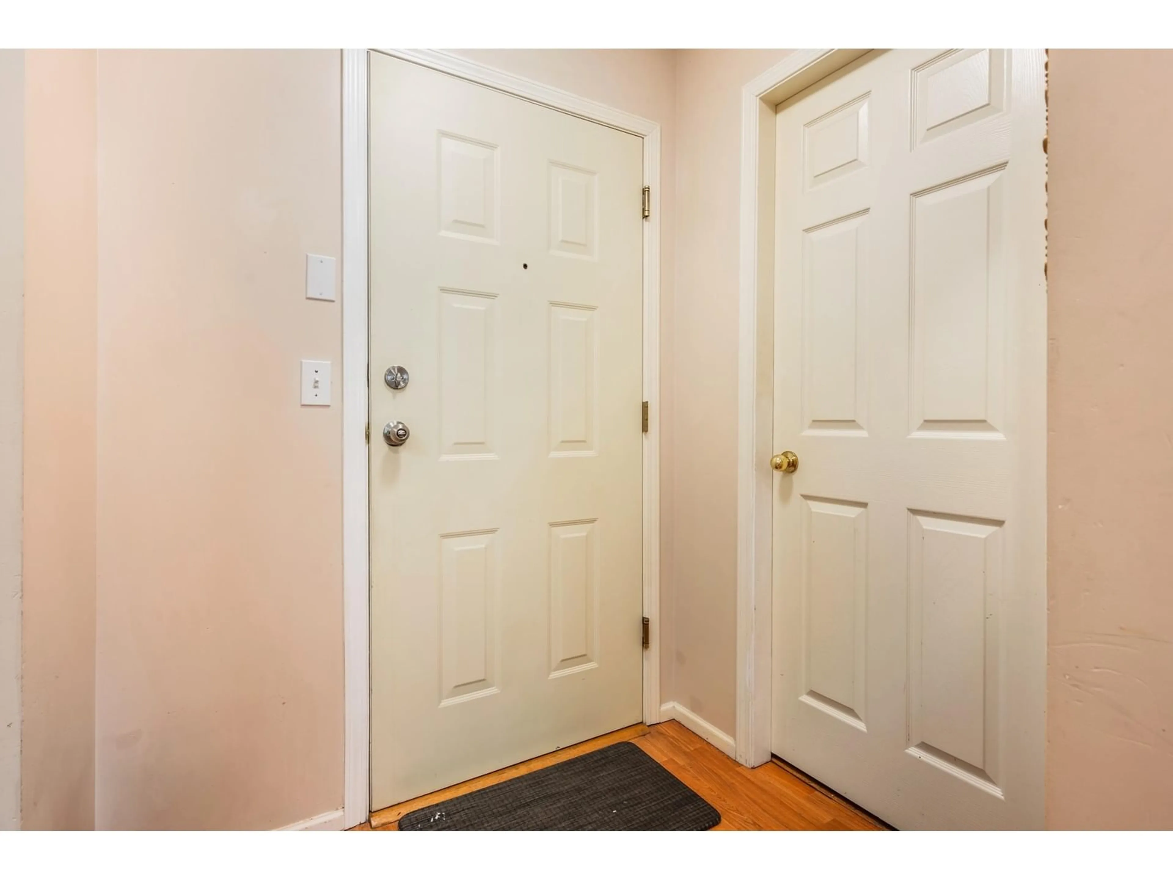Indoor entryway for 204 - 9186 EDWARD STREET, Chilliwack British Columbia V2P7X6