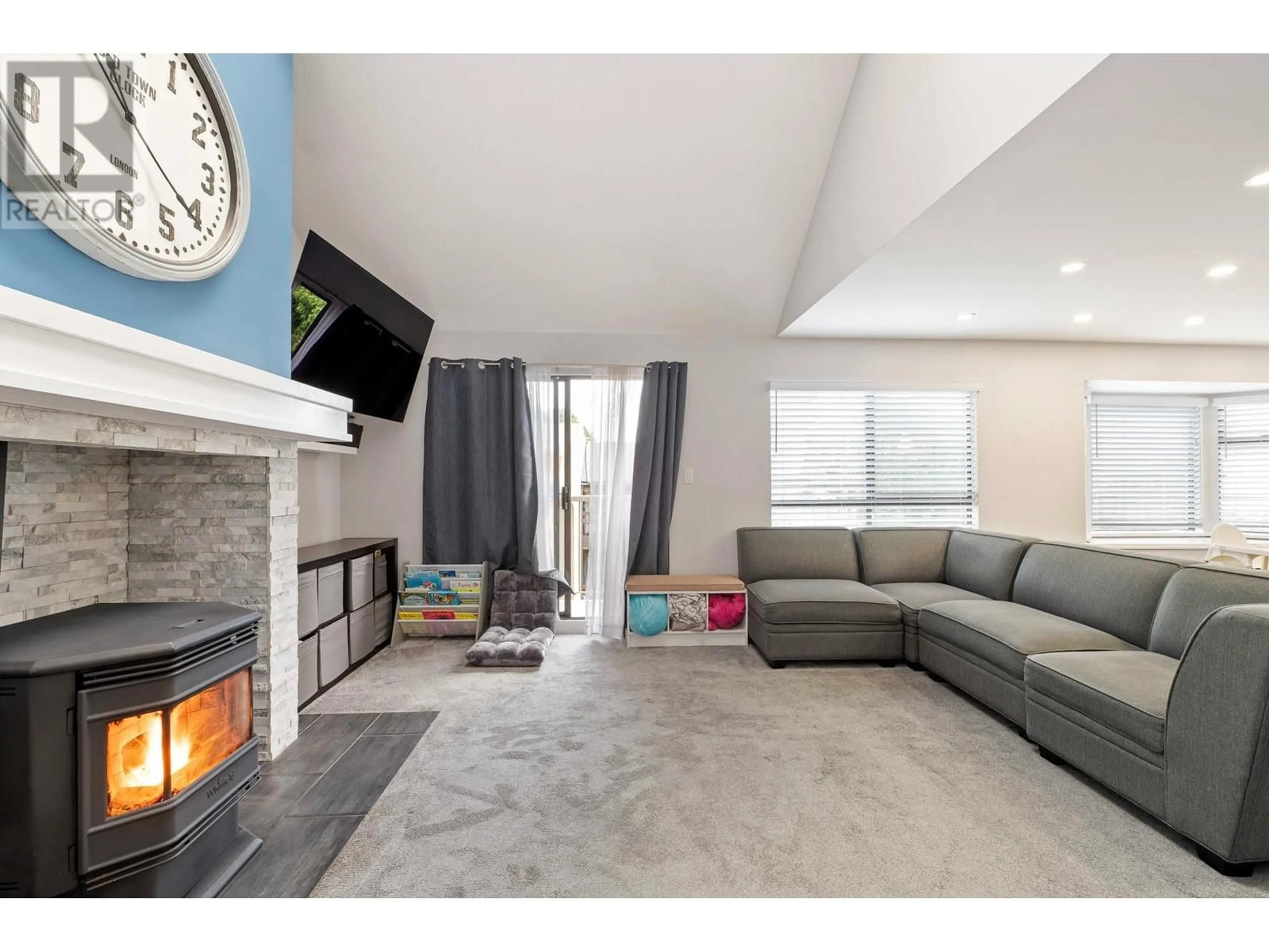 Living room with furniture, unknown for 410 - 777 EIGHTH STREET, New Westminster British Columbia V3M3S7
