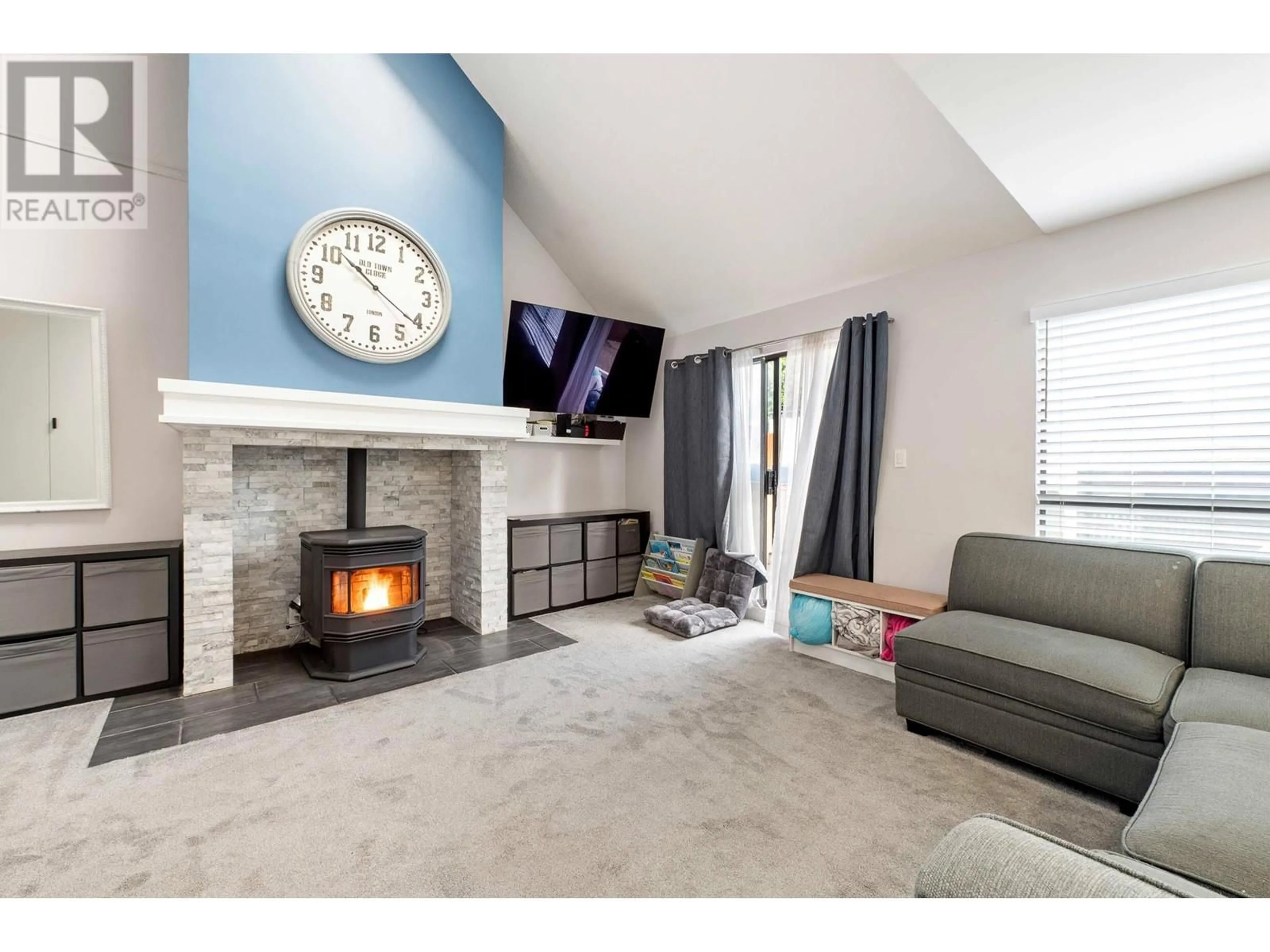 Living room with furniture, unknown for 410 - 777 EIGHTH STREET, New Westminster British Columbia V3M3S7