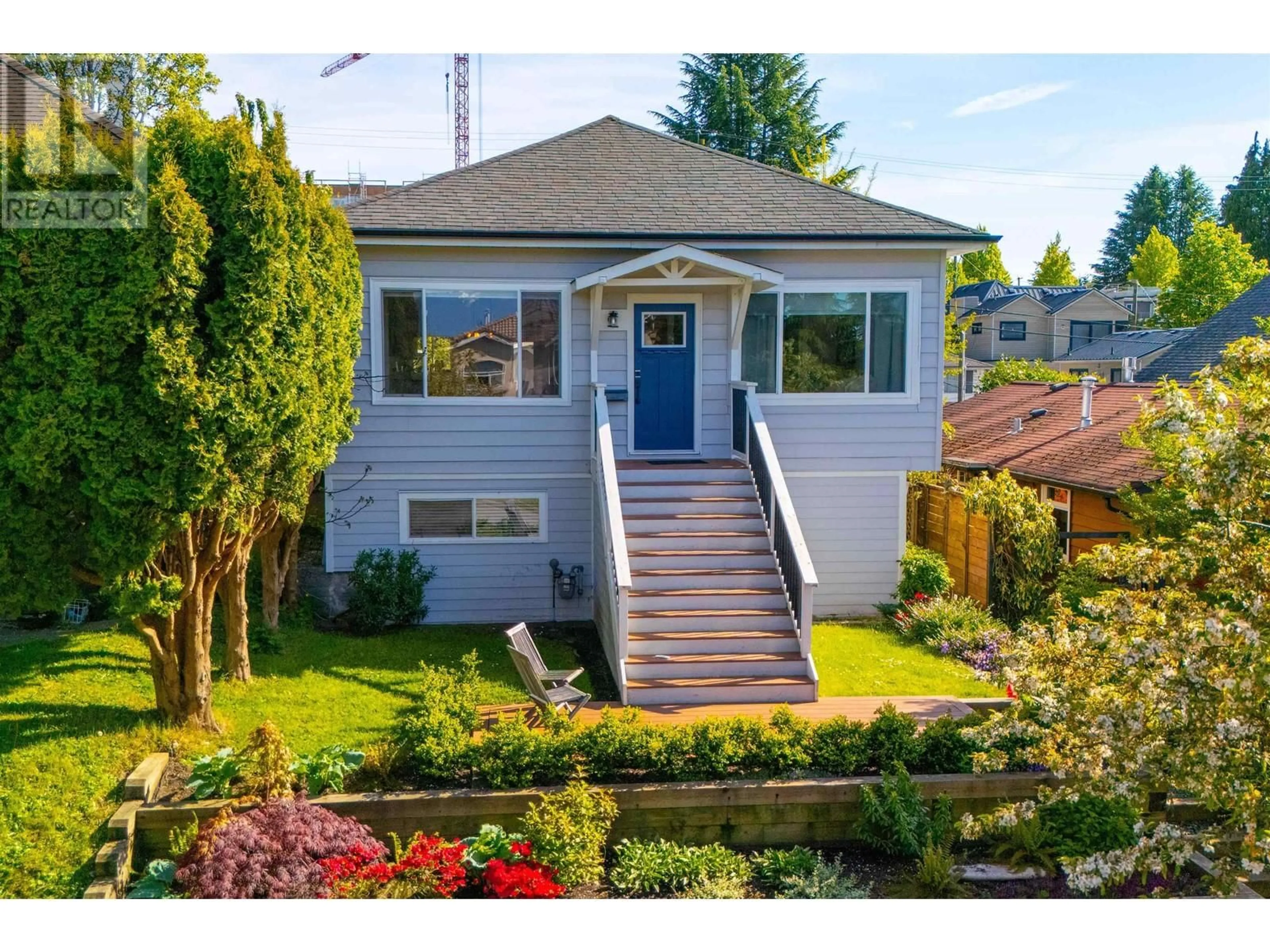 Home with vinyl exterior material, street for 828 32ND AVENUE, Vancouver British Columbia V5V2Y8