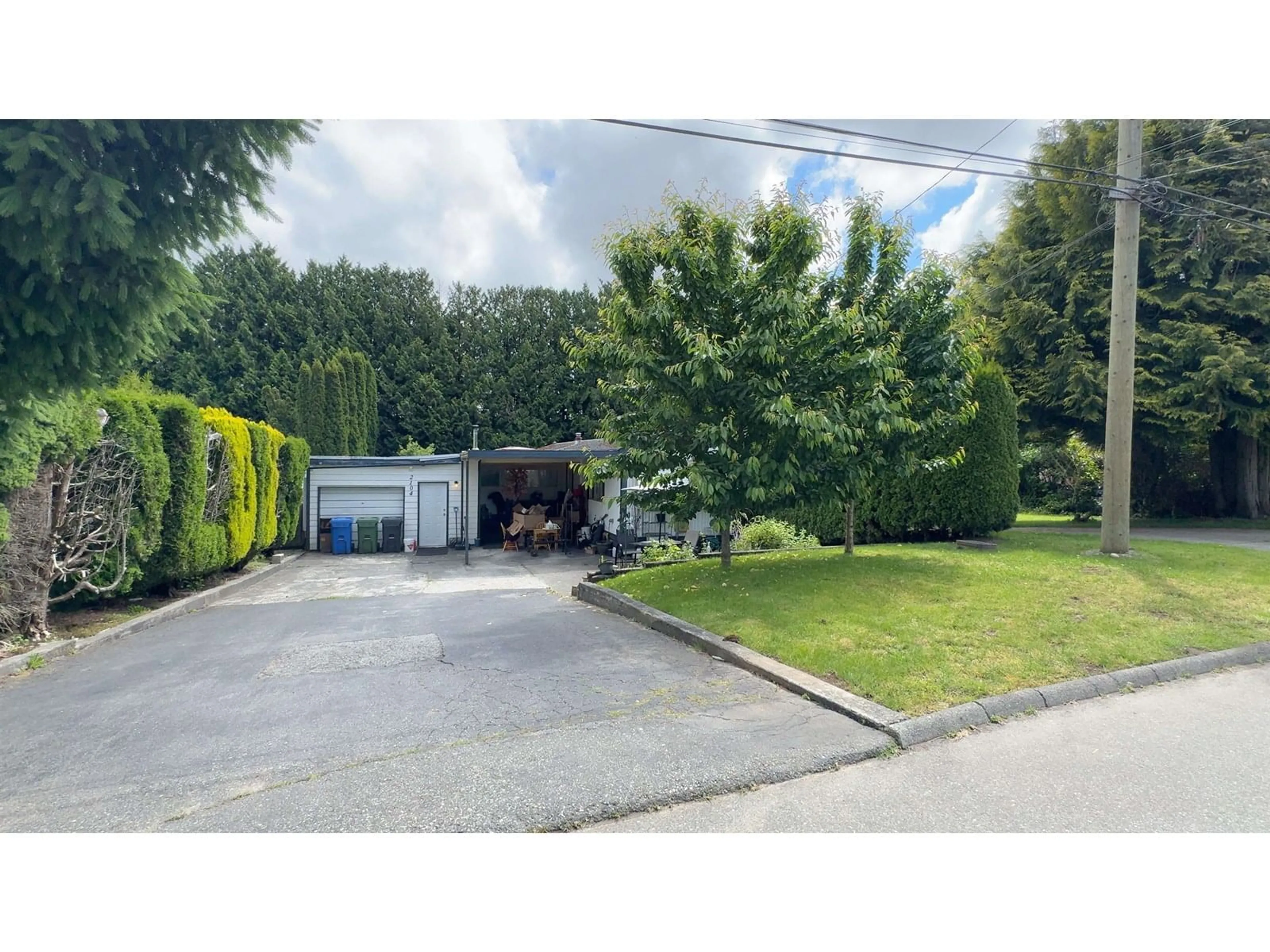 A pic from outside/outdoor area/front of a property/back of a property/a pic from drone, street for 2104 OAKRIDGE, Abbotsford British Columbia V2T6A8