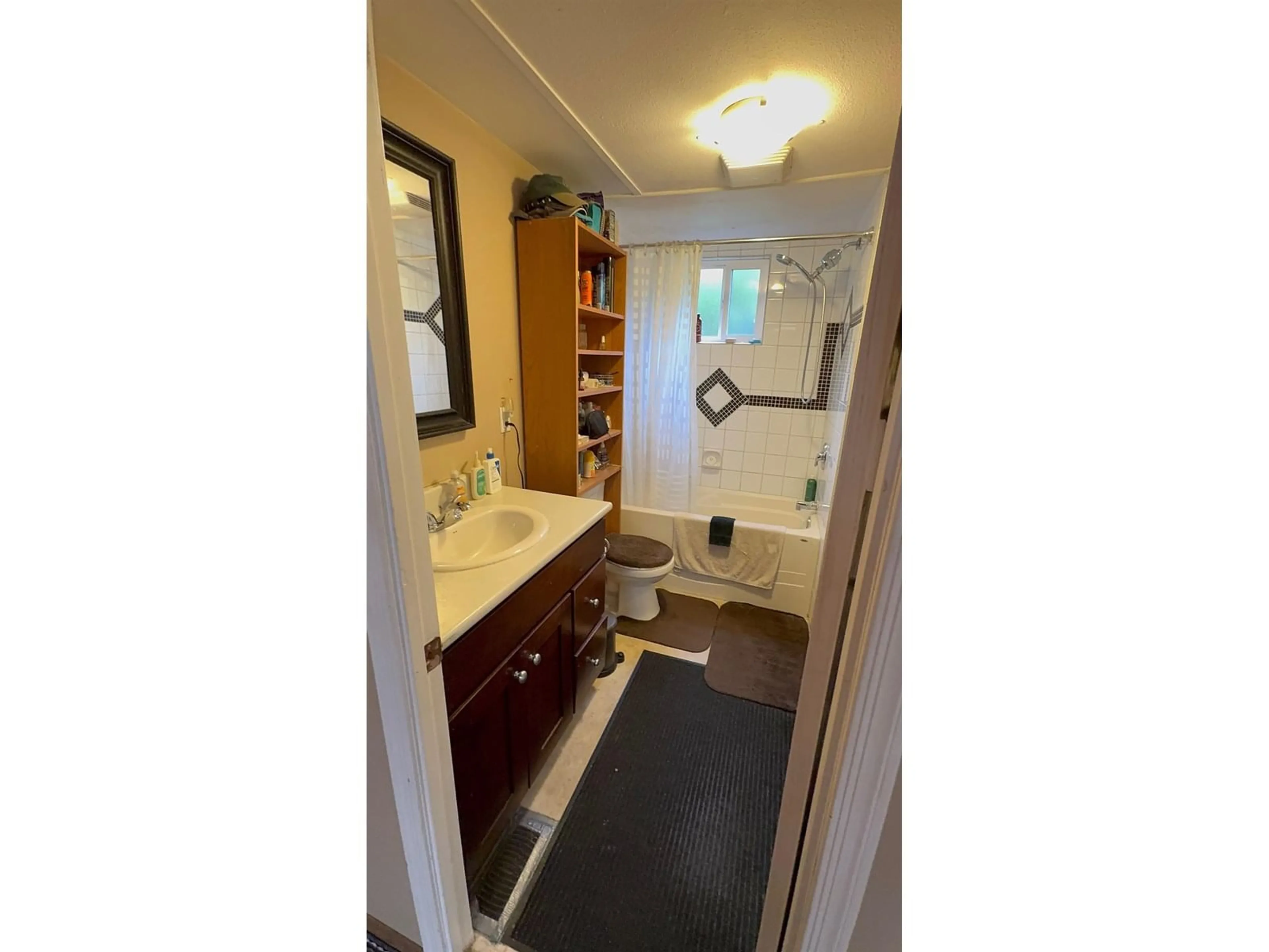 Standard bathroom, unknown for 2104 OAKRIDGE, Abbotsford British Columbia V2T6A8