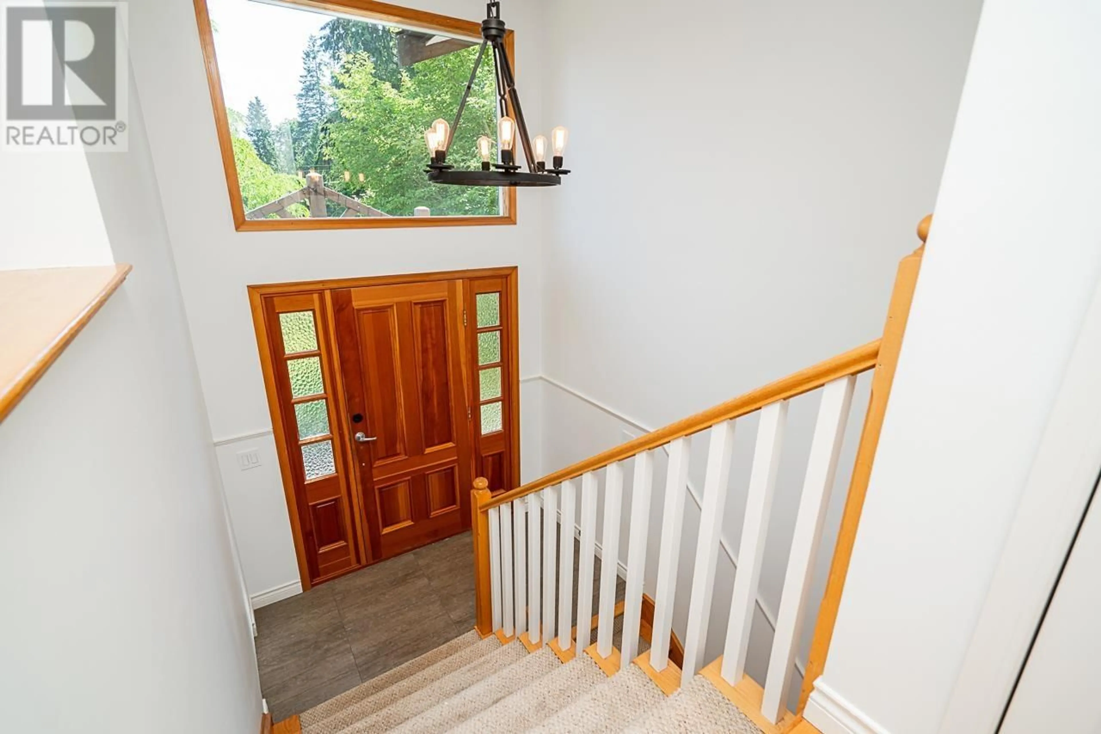 Indoor foyer for 1358 14TH STREET, North Vancouver British Columbia V7J1K4