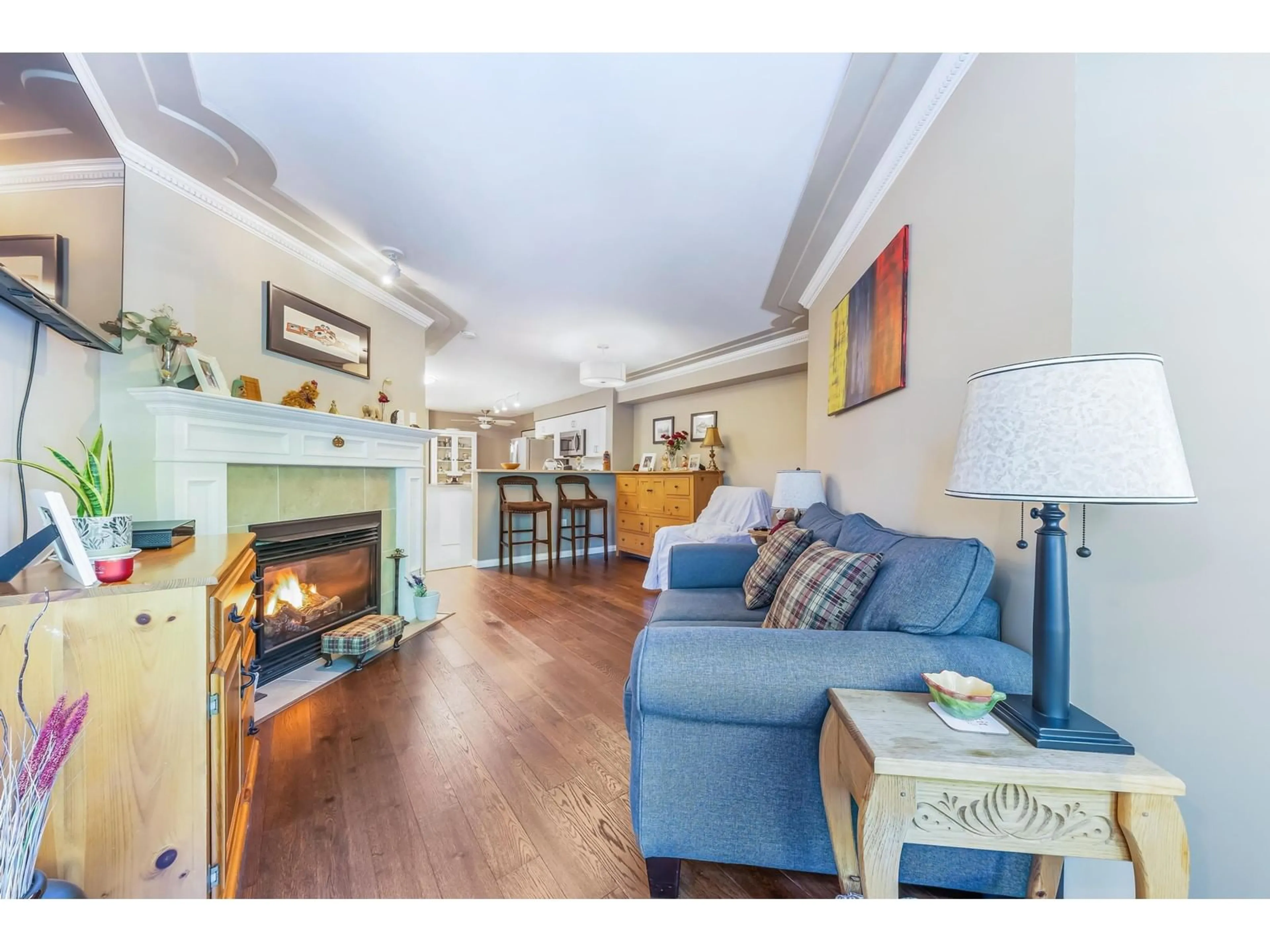 Living room with furniture, wood/laminate floor for 303 - 15210 PACIFIC, White Rock British Columbia V4B5L2