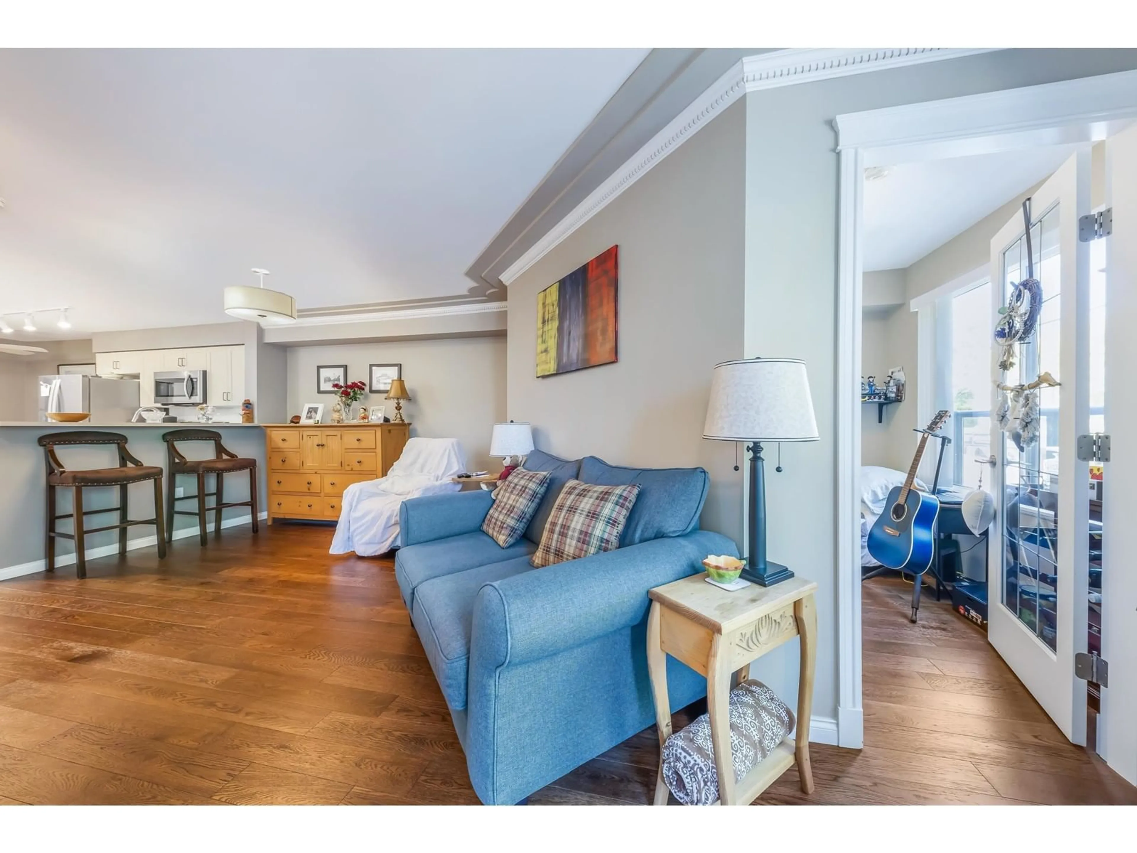 Living room with furniture, wood/laminate floor for 303 - 15210 PACIFIC, White Rock British Columbia V4B5L2