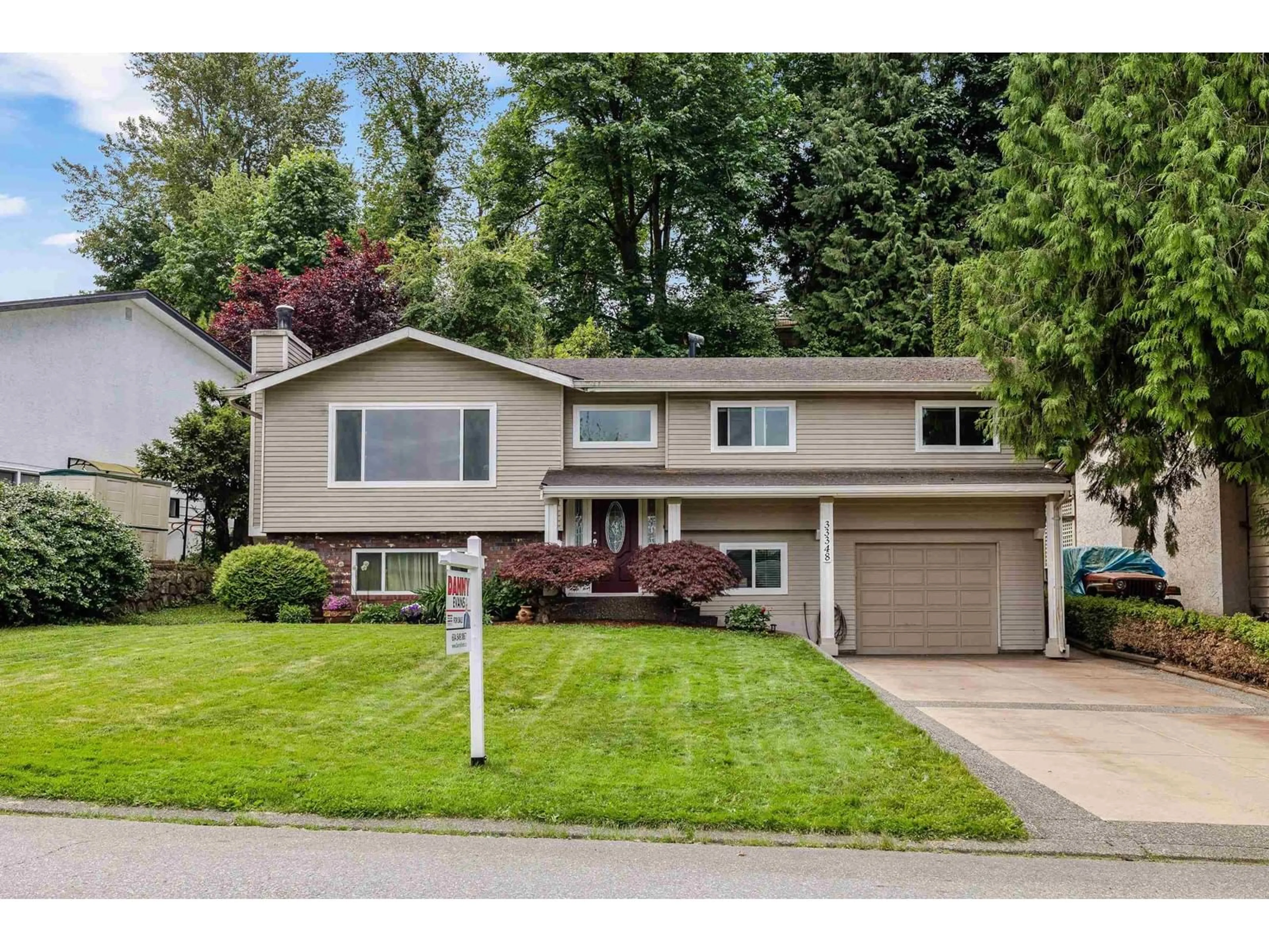 Home with vinyl exterior material, street for 33348 WREN, Abbotsford British Columbia V2S5W1