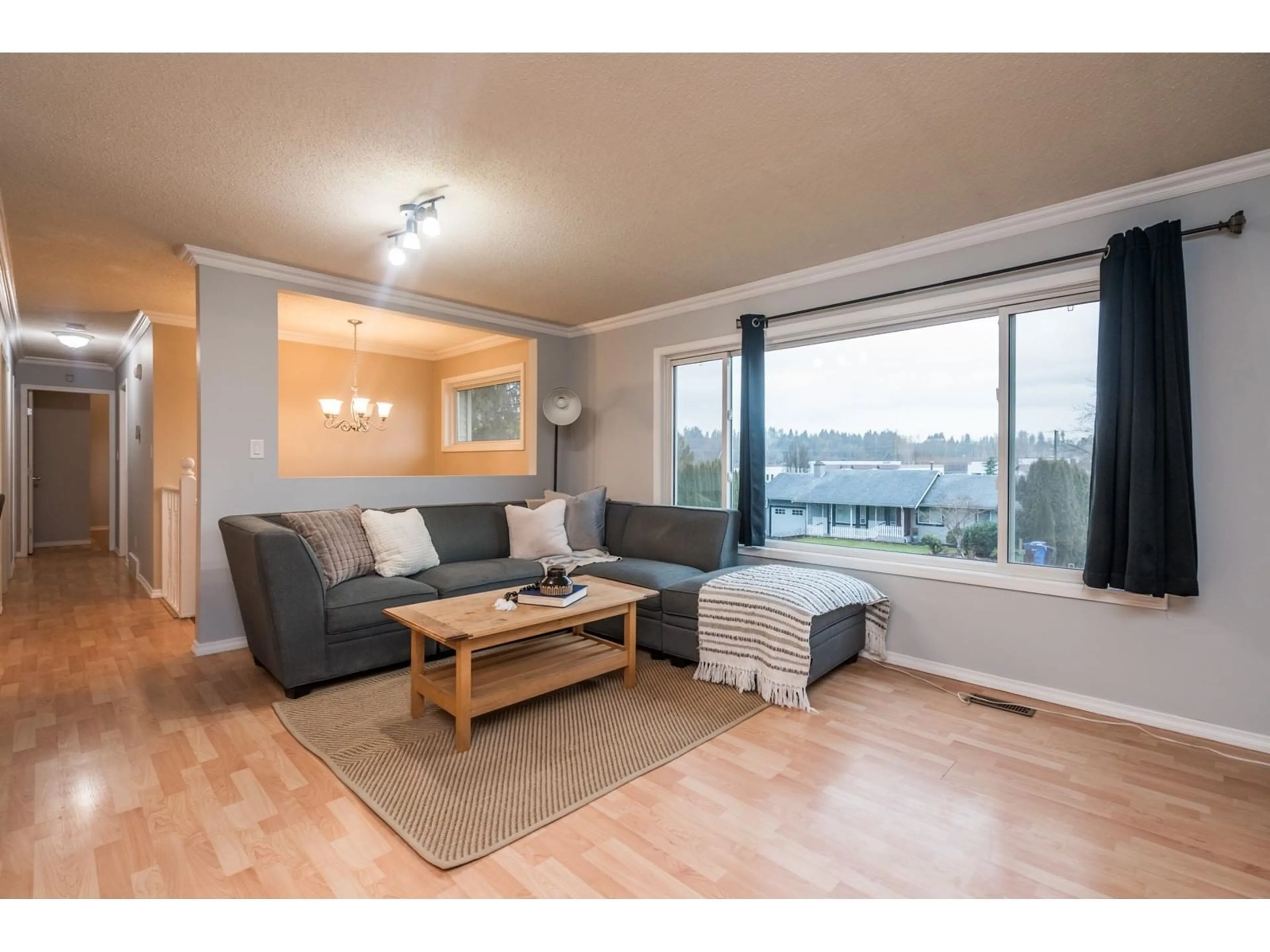 Living room with furniture, wood/laminate floor for 33348 WREN, Abbotsford British Columbia V2S5W1