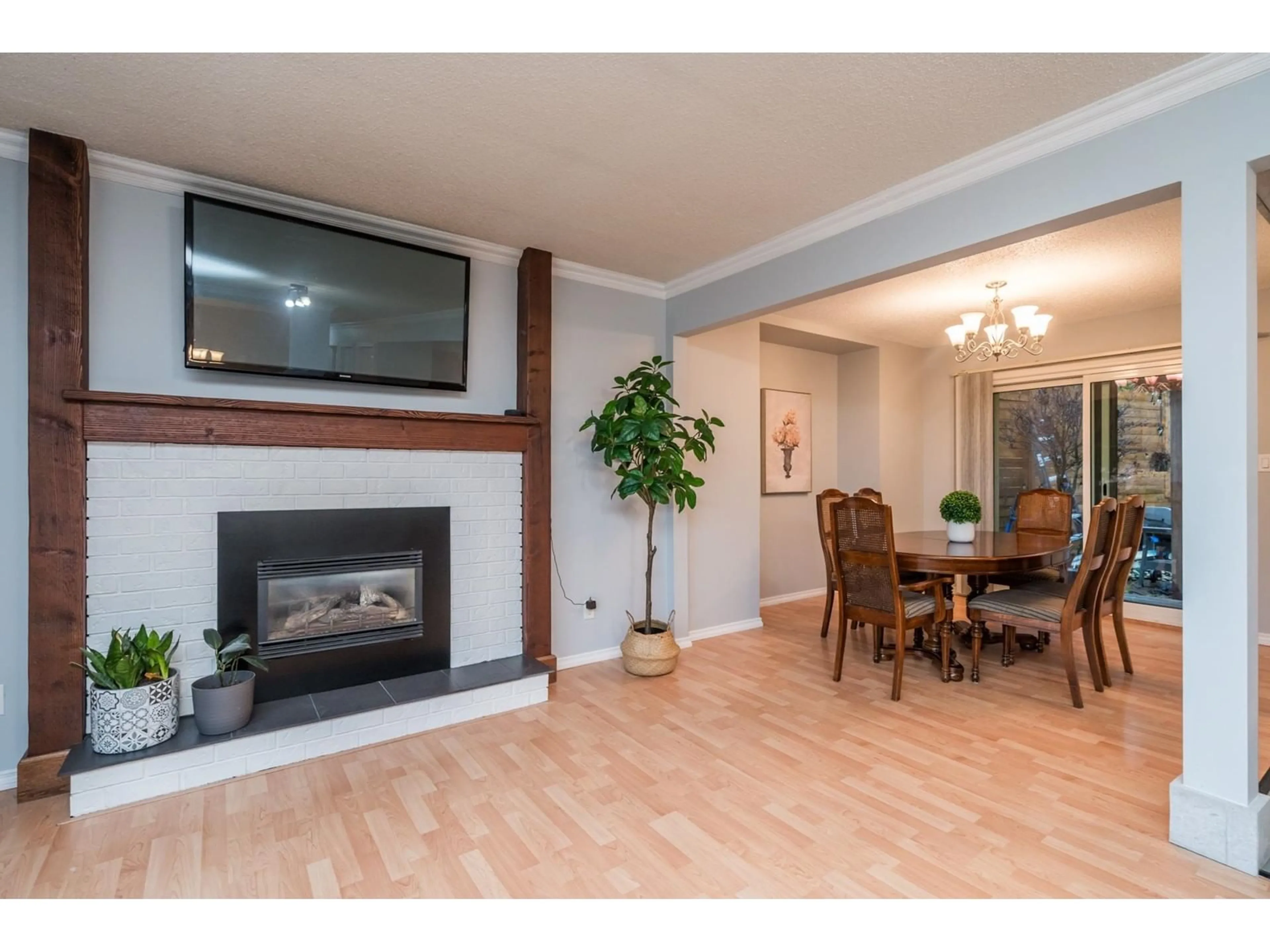 Living room with furniture, wood/laminate floor for 33348 WREN, Abbotsford British Columbia V2S5W1