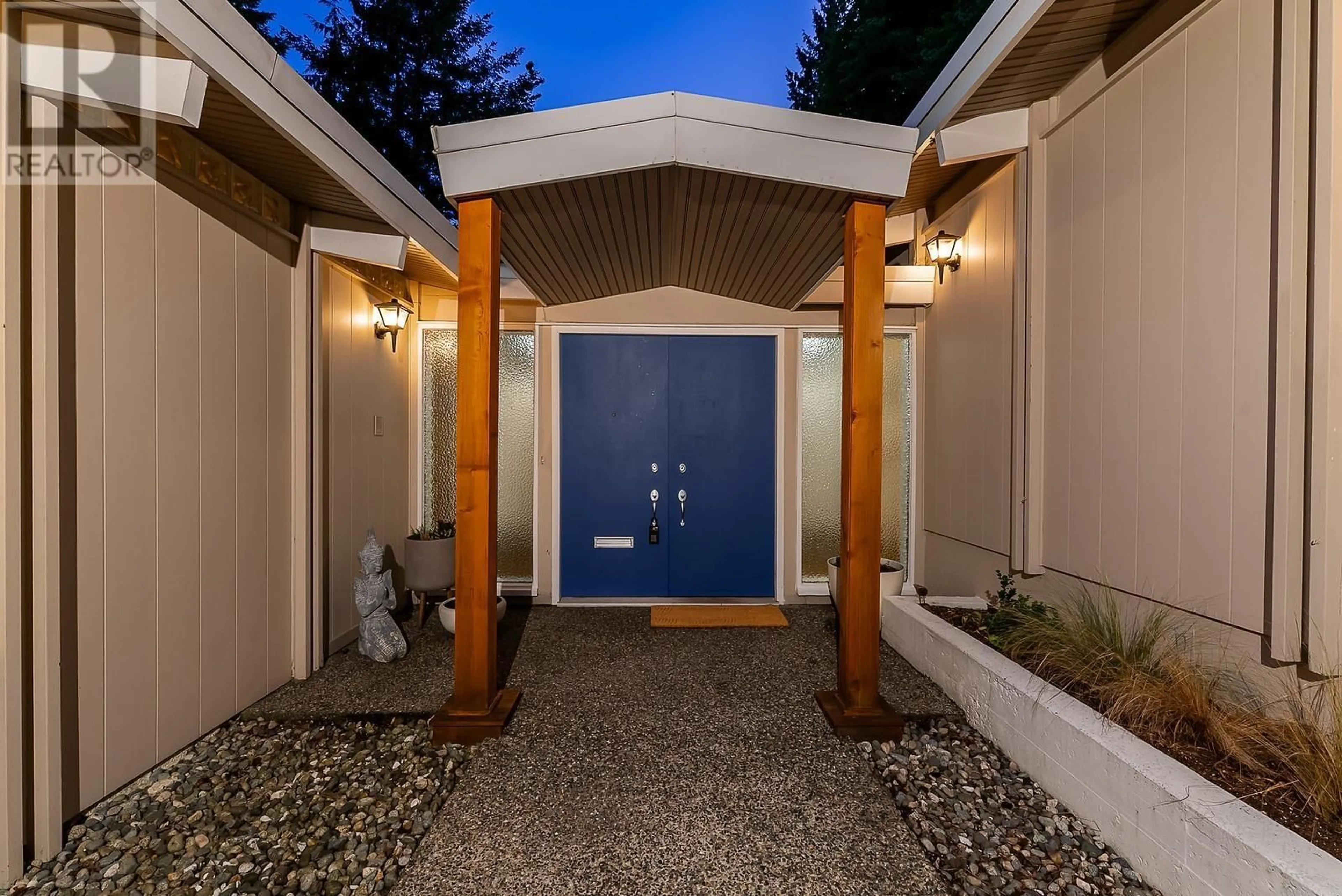 Indoor entryway for 1807 BERKLEY ROAD, North Vancouver British Columbia V7H1Y9