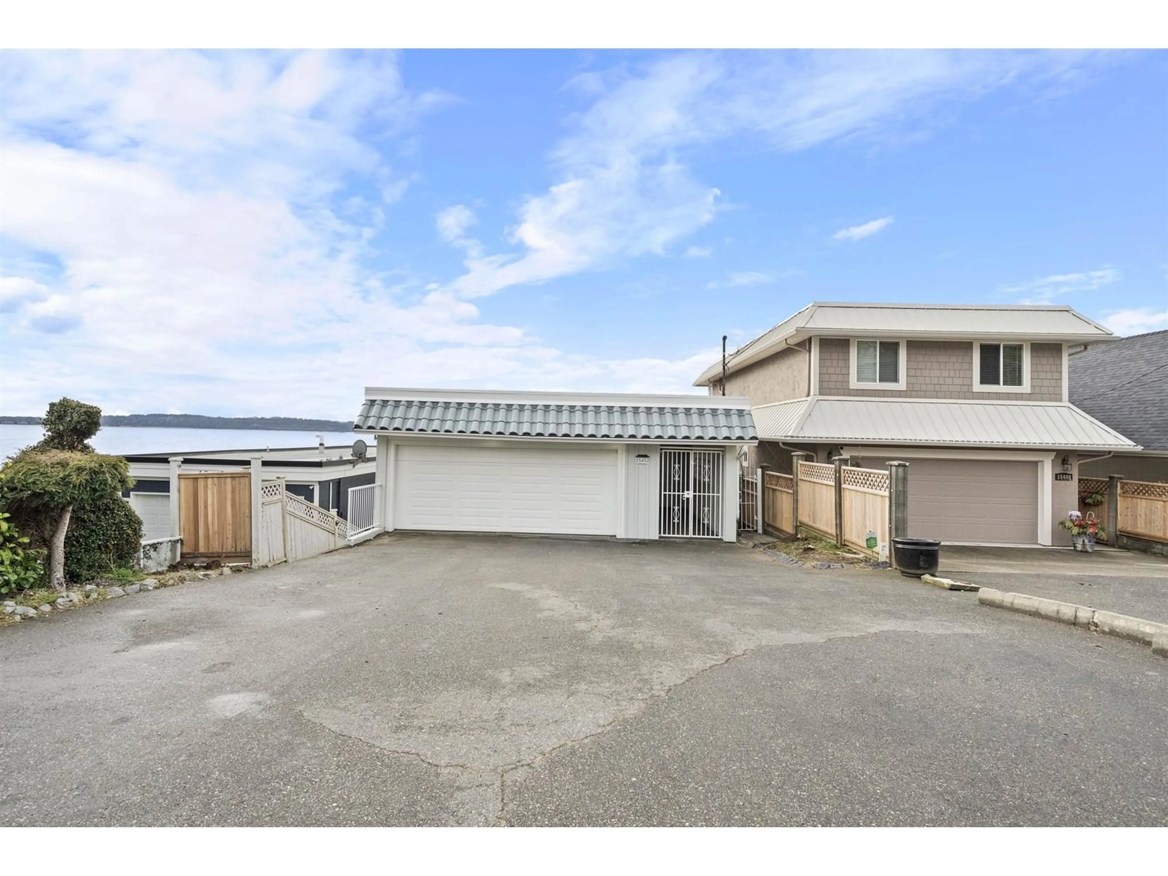 A pic from outside/outdoor area/front of a property/back of a property/a pic from drone, street for 15452 VICTORIA, White Rock British Columbia V4B1H3