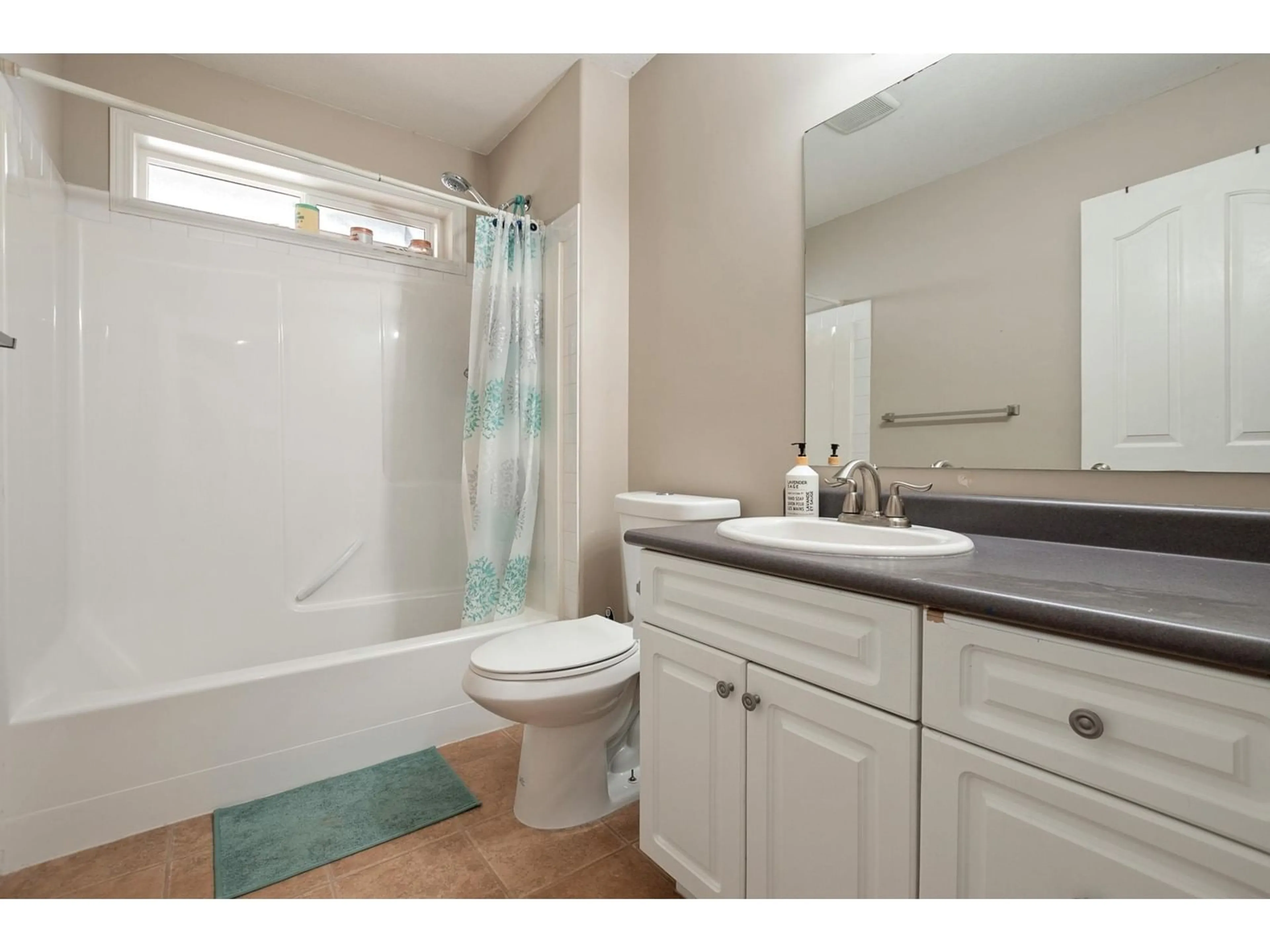Standard bathroom, ceramic/tile floor for 46690 SYLVAN DRIVE, Chilliwack British Columbia V2R3W5