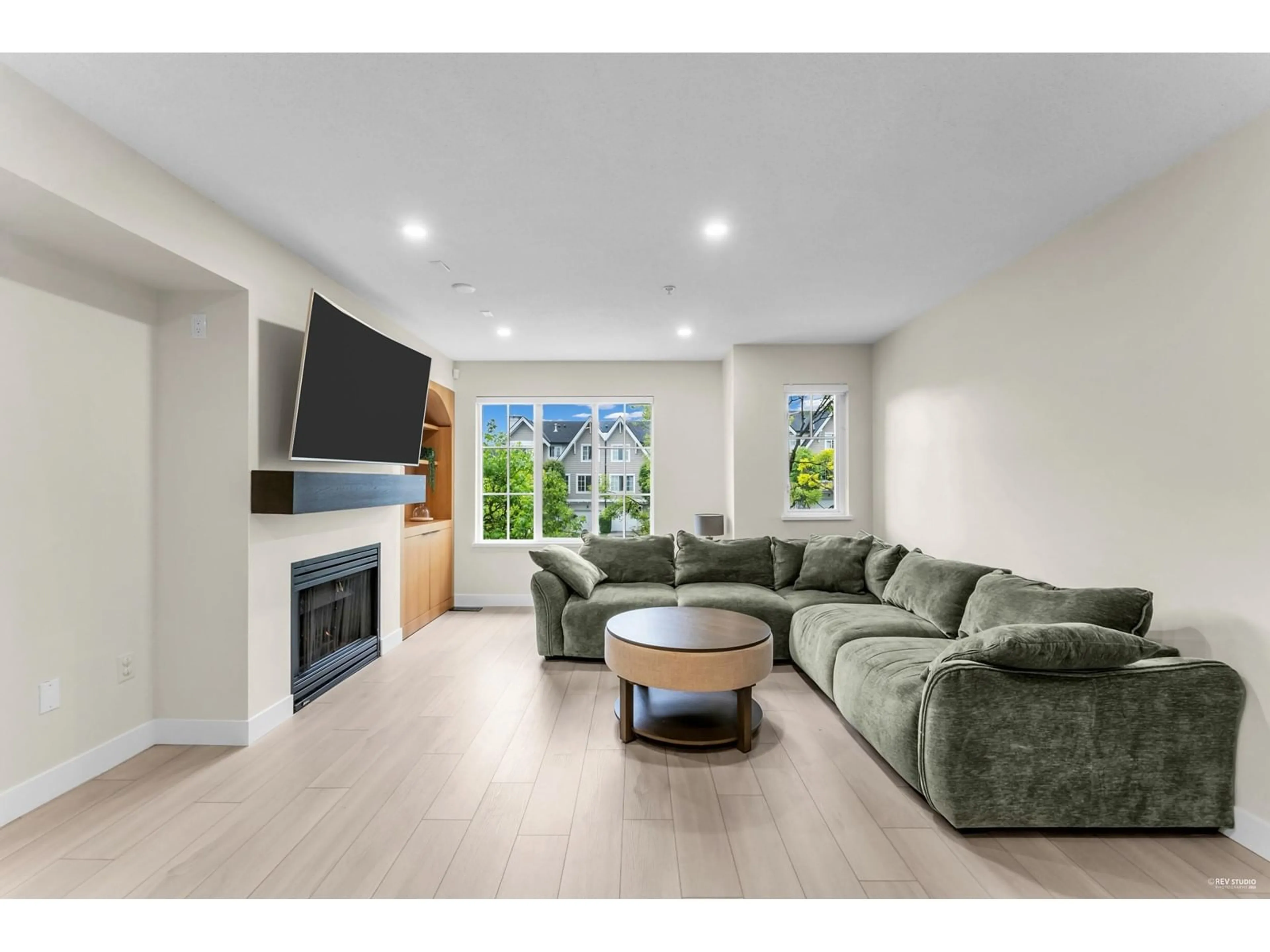 Living room with furniture, unknown for 31 - 20560 66, Langley British Columbia V2Y2Y8