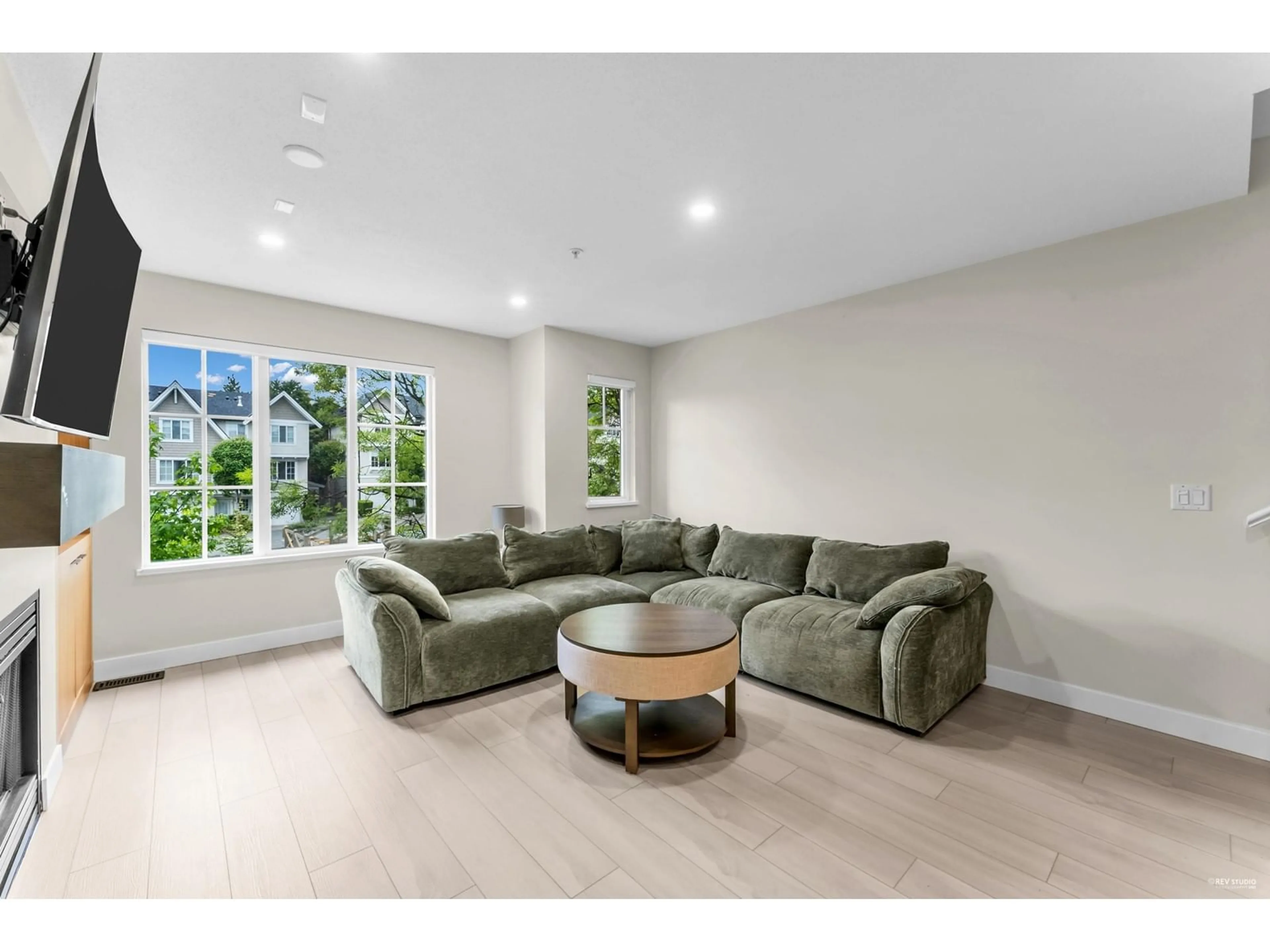 Living room with furniture, unknown for 31 - 20560 66, Langley British Columbia V2Y2Y8