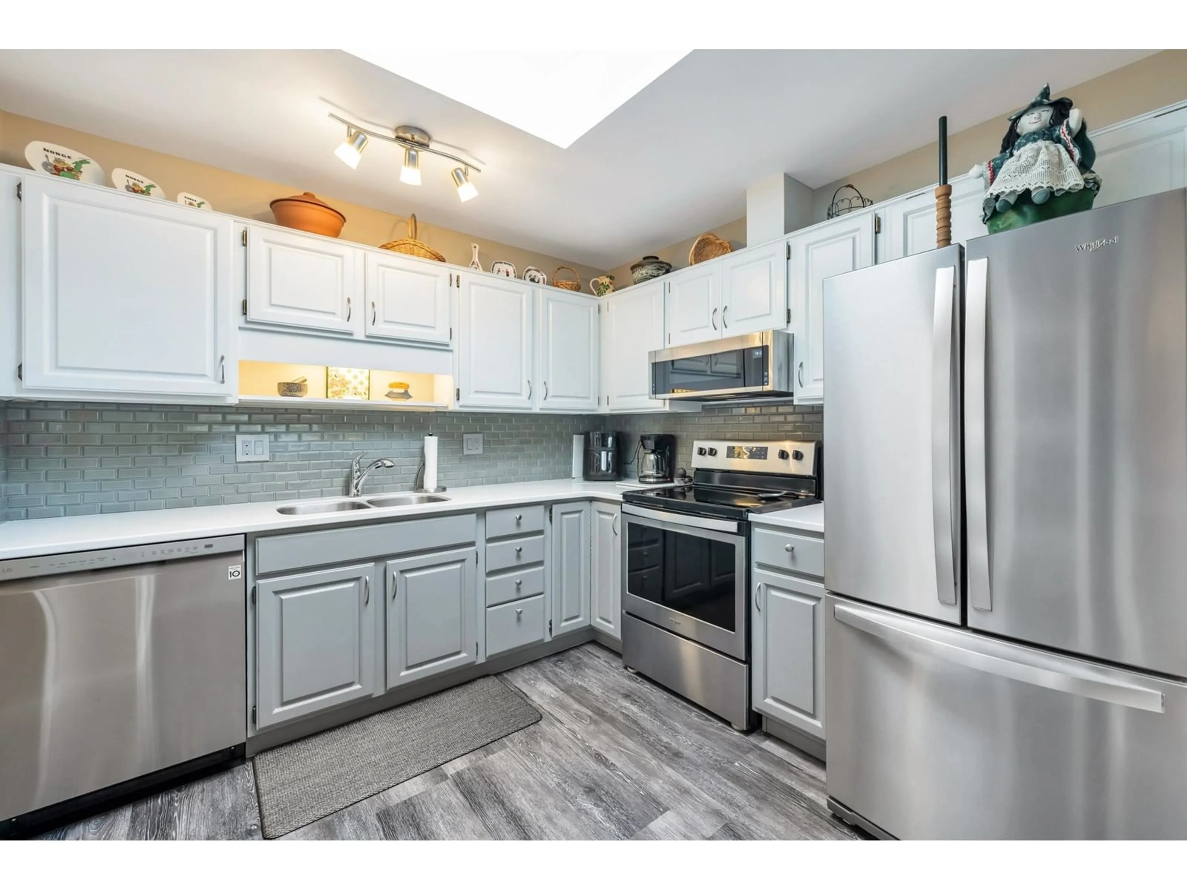 Open concept kitchen, unknown for 306 - 14950 THRIFT, White Rock British Columbia V4B2J9