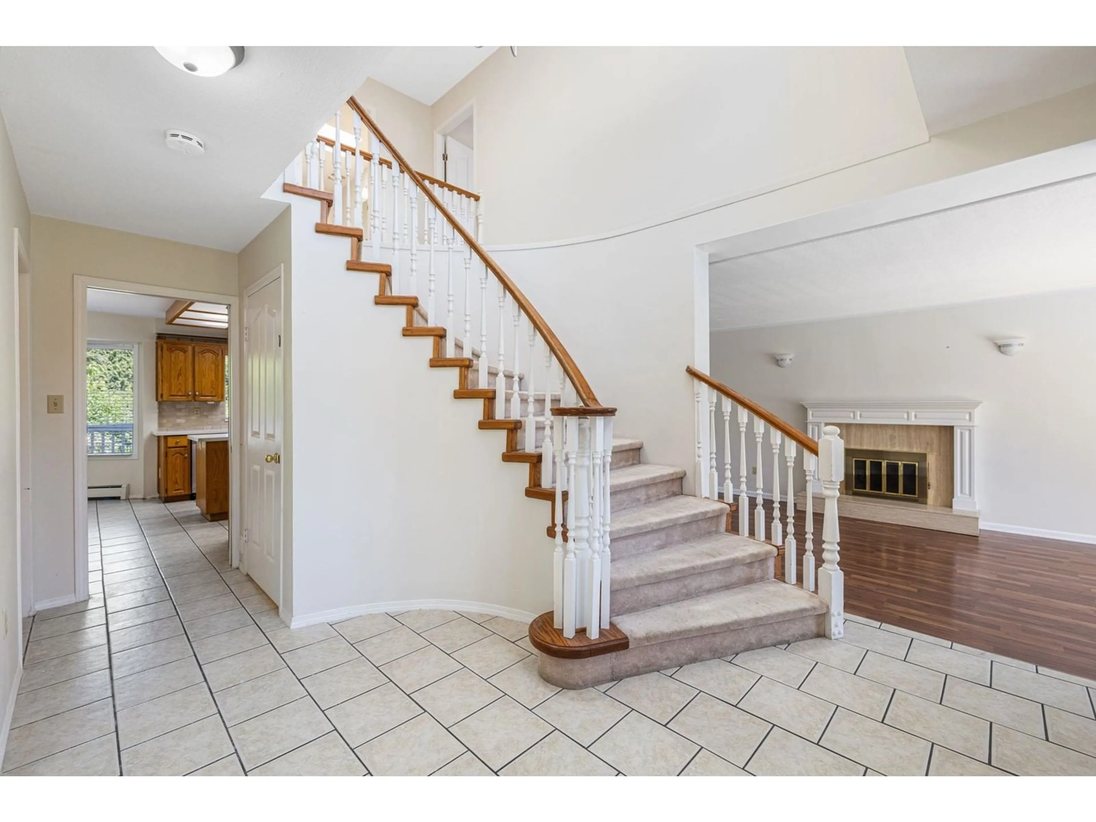 Indoor foyer for 15081 73, Surrey British Columbia V3S7A7