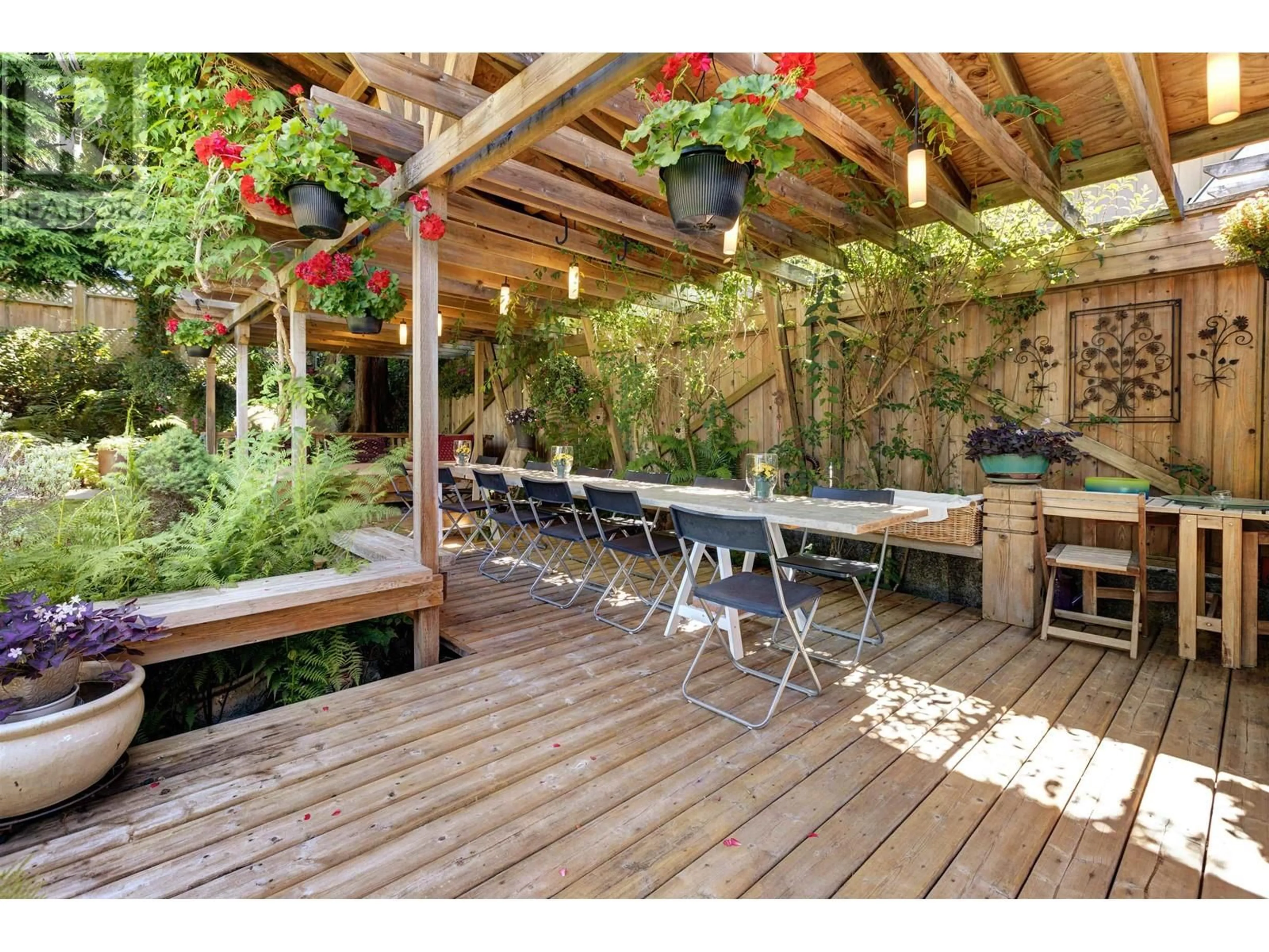 Patio, street for 670 MONTROYAL BOULEVARD, North Vancouver British Columbia V7R2G3