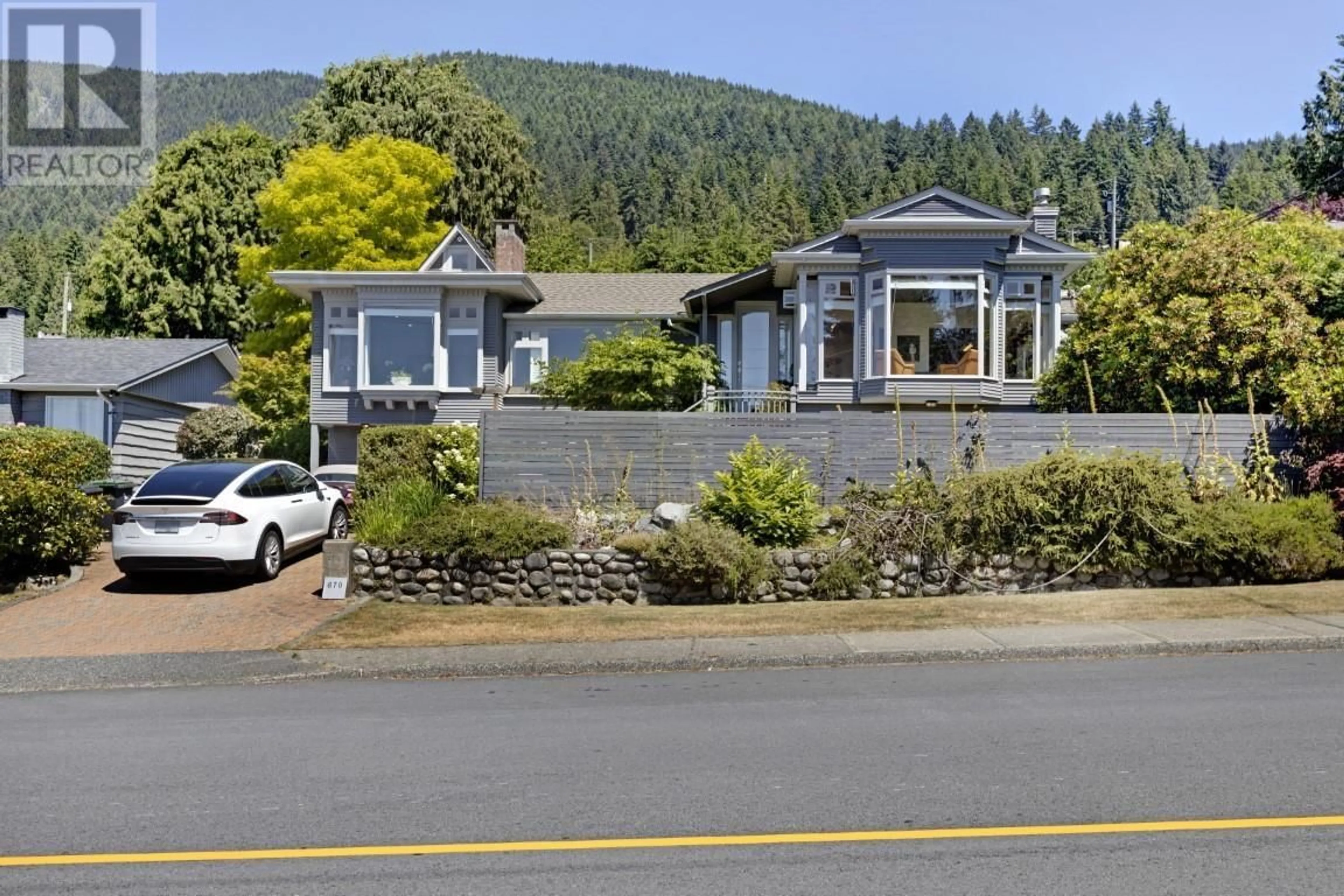 A pic from outside/outdoor area/front of a property/back of a property/a pic from drone, unknown for 670 MONTROYAL BOULEVARD, North Vancouver British Columbia V7R2G3