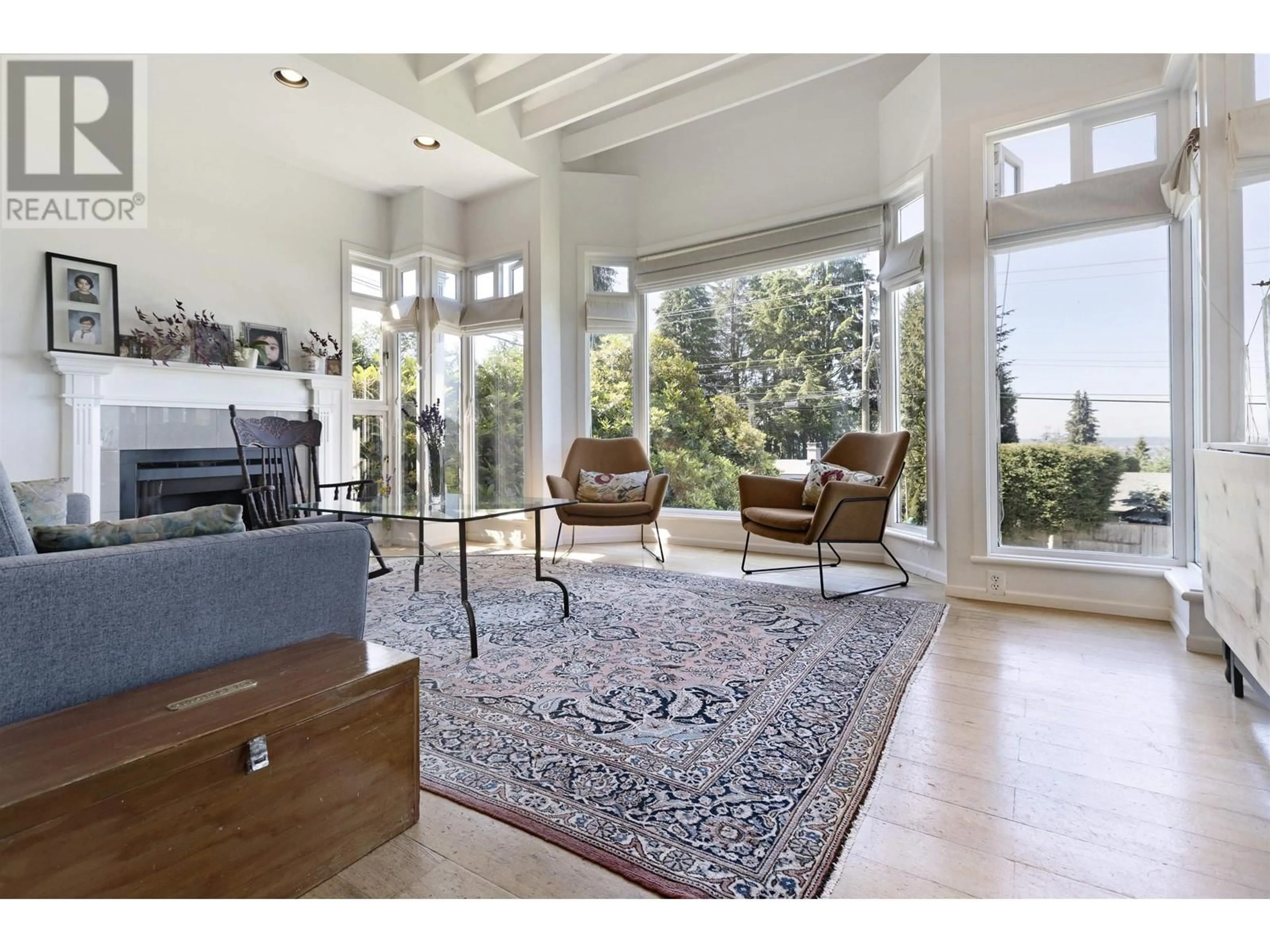Living room with furniture, carpet floor for 670 MONTROYAL BOULEVARD, North Vancouver British Columbia V7R2G3
