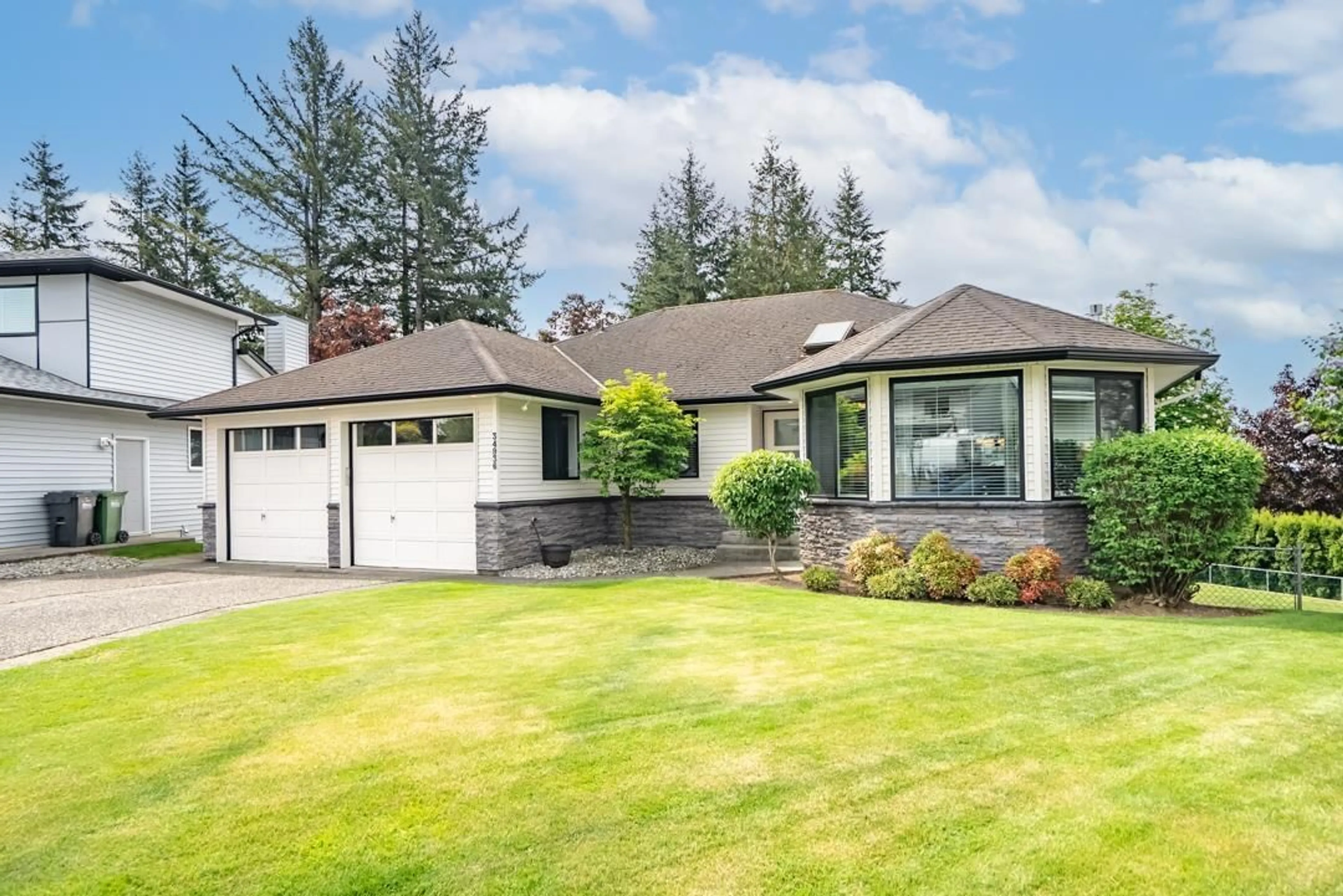 Home with vinyl exterior material, street for 34936 GLENALMOND, Abbotsford British Columbia V2S7G6