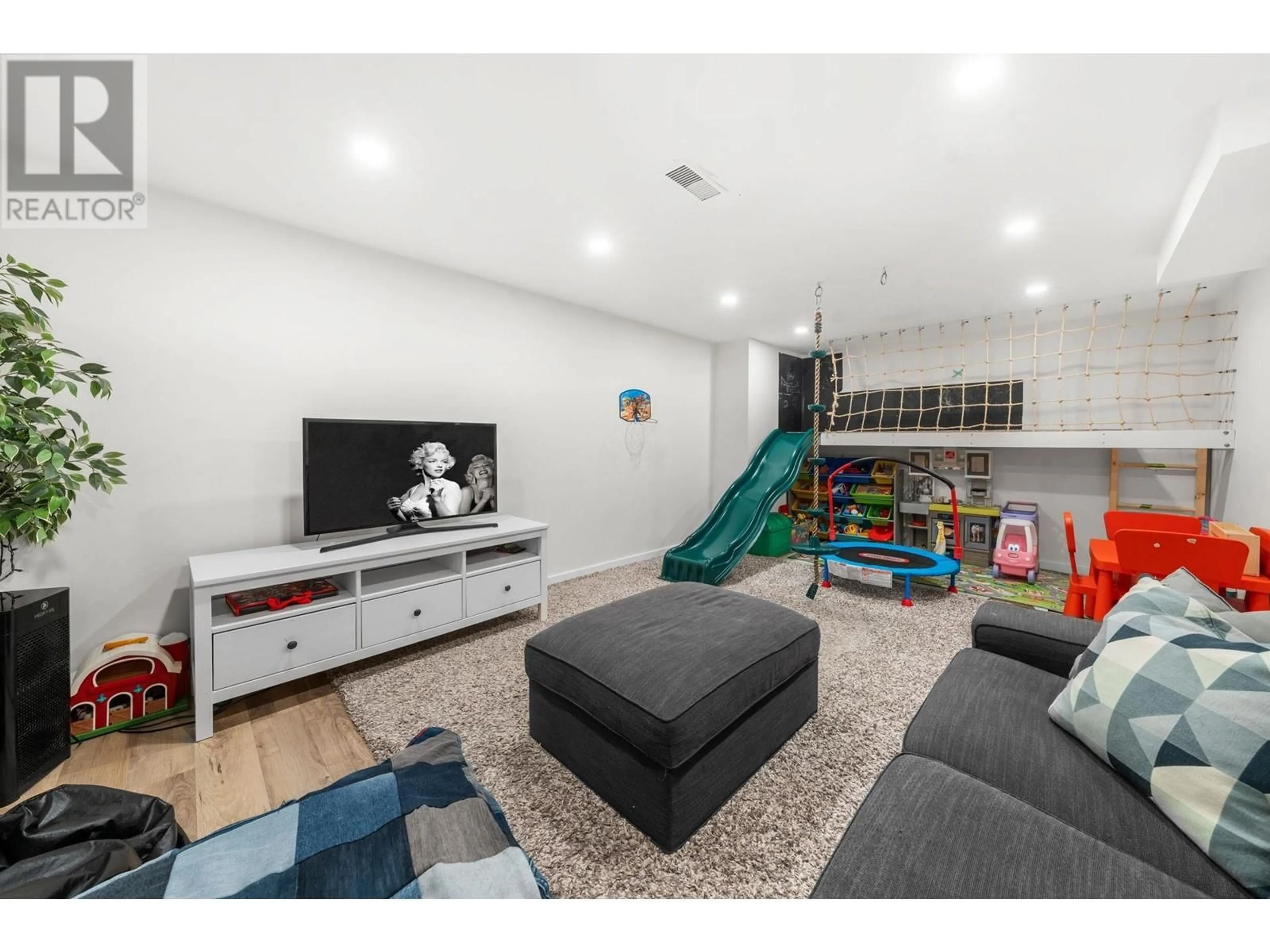 Home theater for 2393 MOUNTAIN HIGHWAY, North Vancouver British Columbia V7J2N2