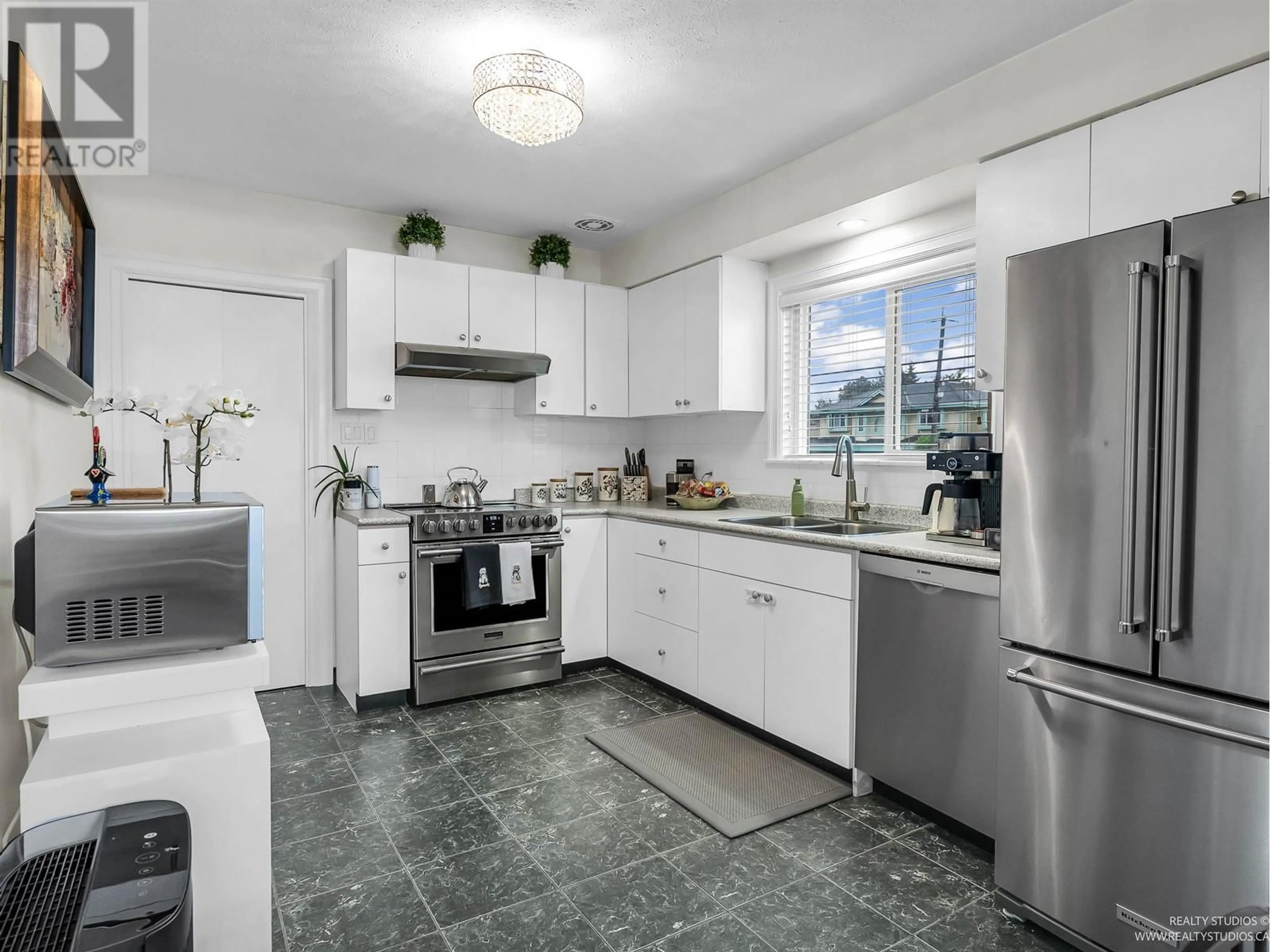 Open concept kitchen, ceramic/tile floor for 7774 BERKLEY STREET, Burnaby British Columbia V5E2J7