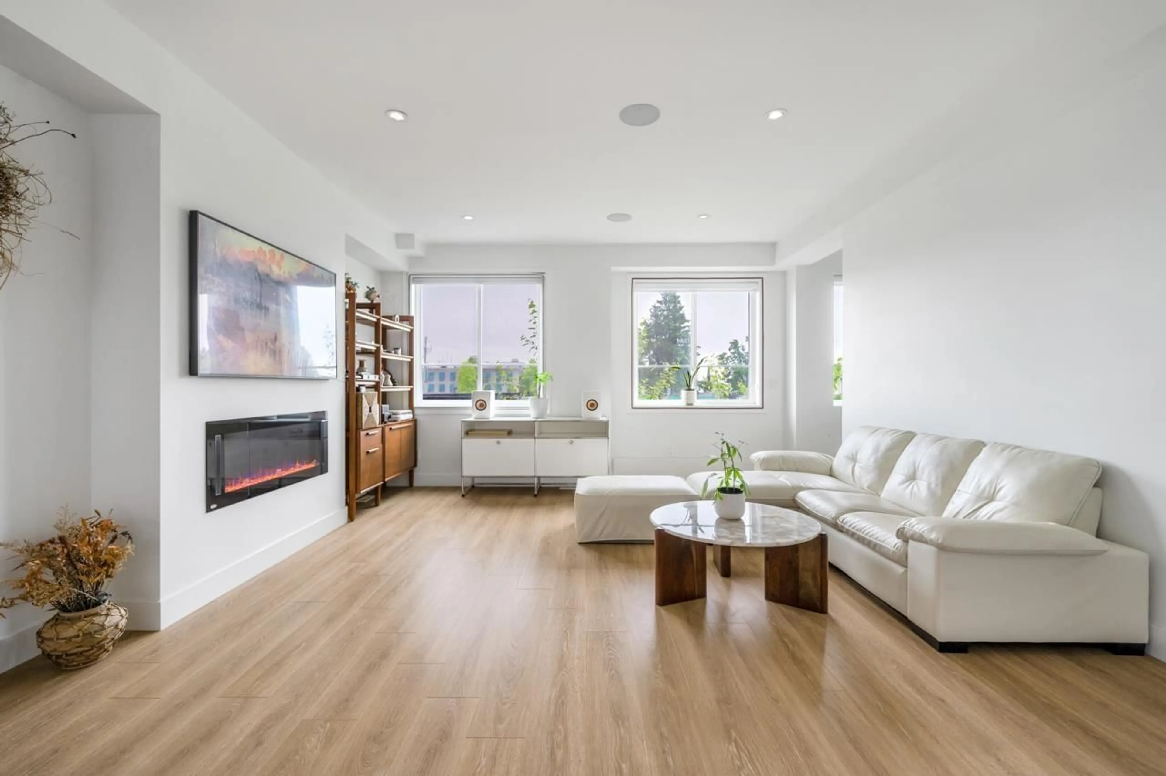 Living room with furniture, wood/laminate floor for 23 - 8140 166, Surrey British Columbia V4N6W1