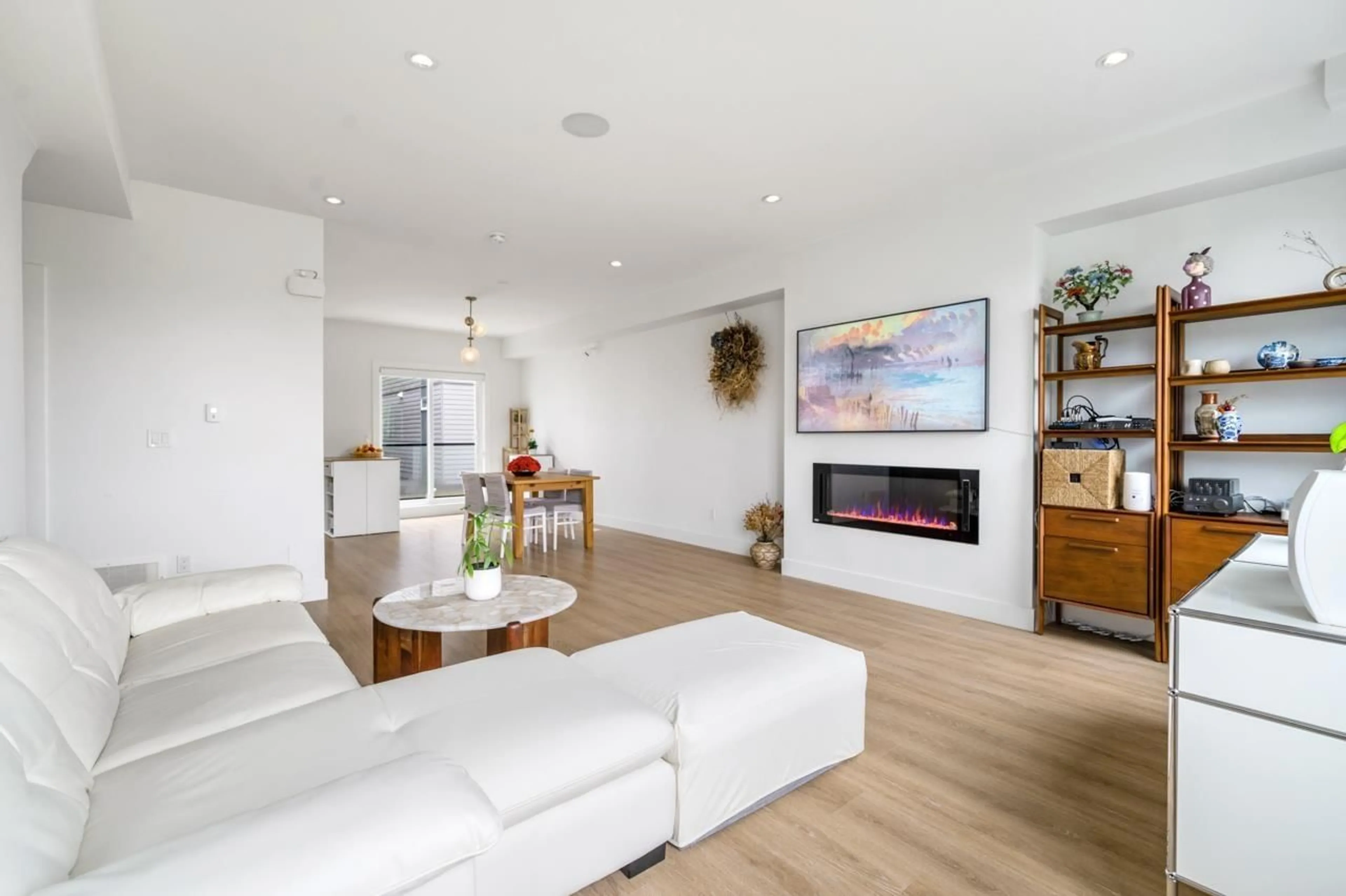 Living room with furniture, wood/laminate floor for 23 - 8140 166, Surrey British Columbia V4N6W1