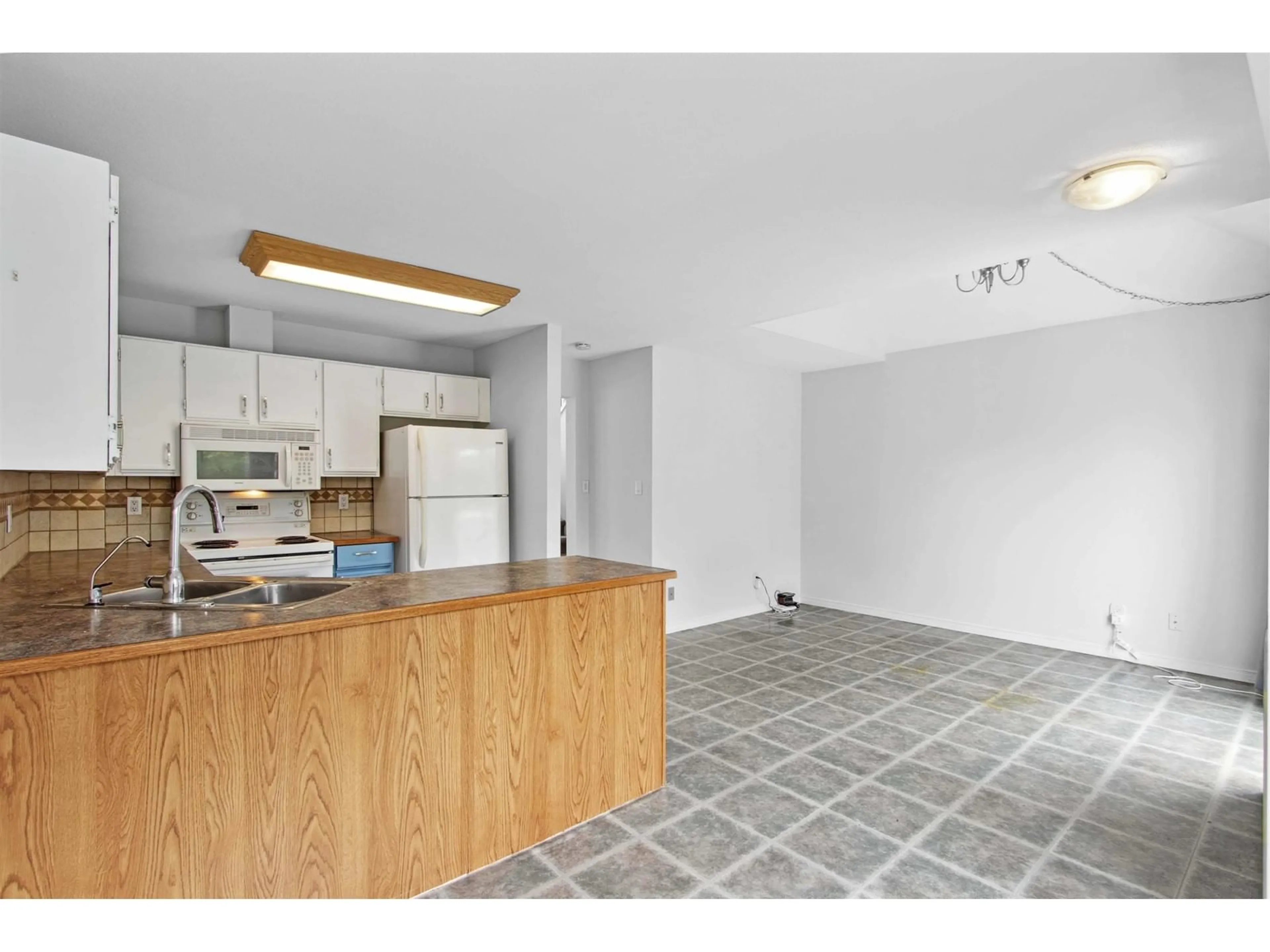 Standard kitchen, unknown for 13 - 15550 89, Surrey British Columbia V3R1N1