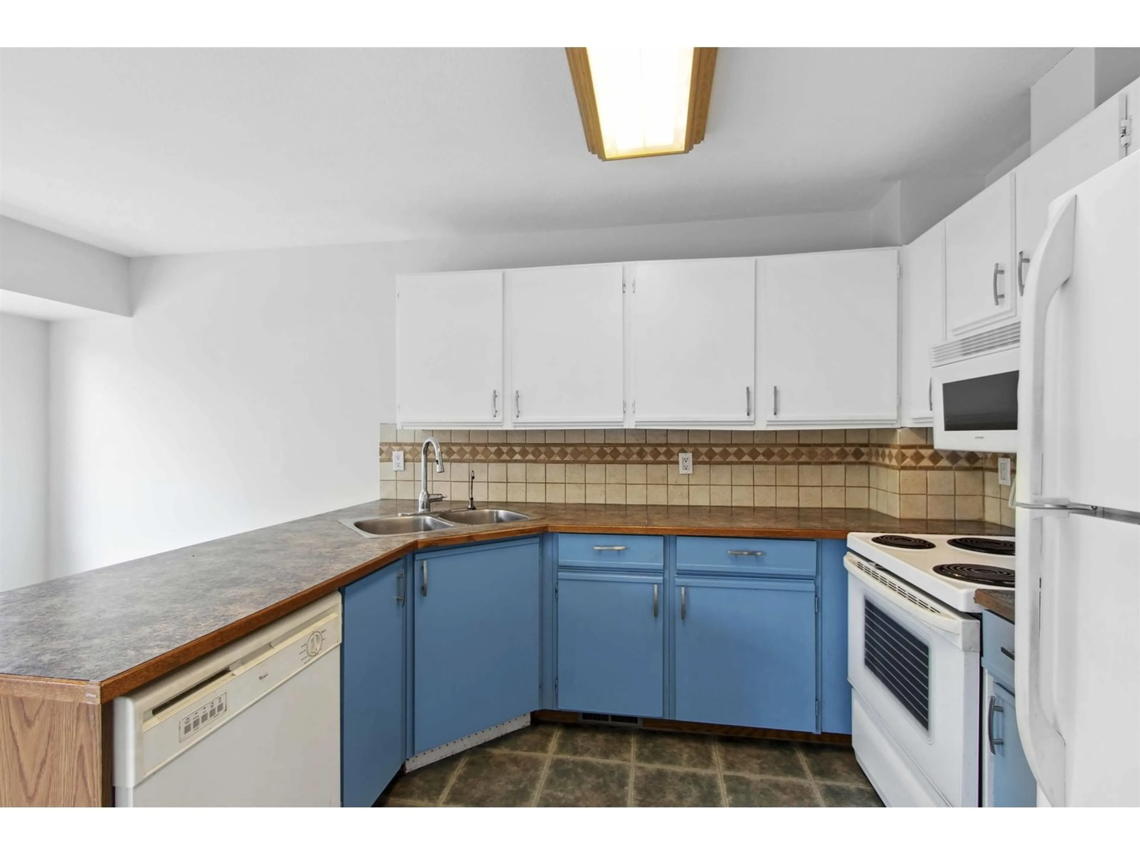 Standard kitchen, unknown for 13 - 15550 89, Surrey British Columbia V3R1N1