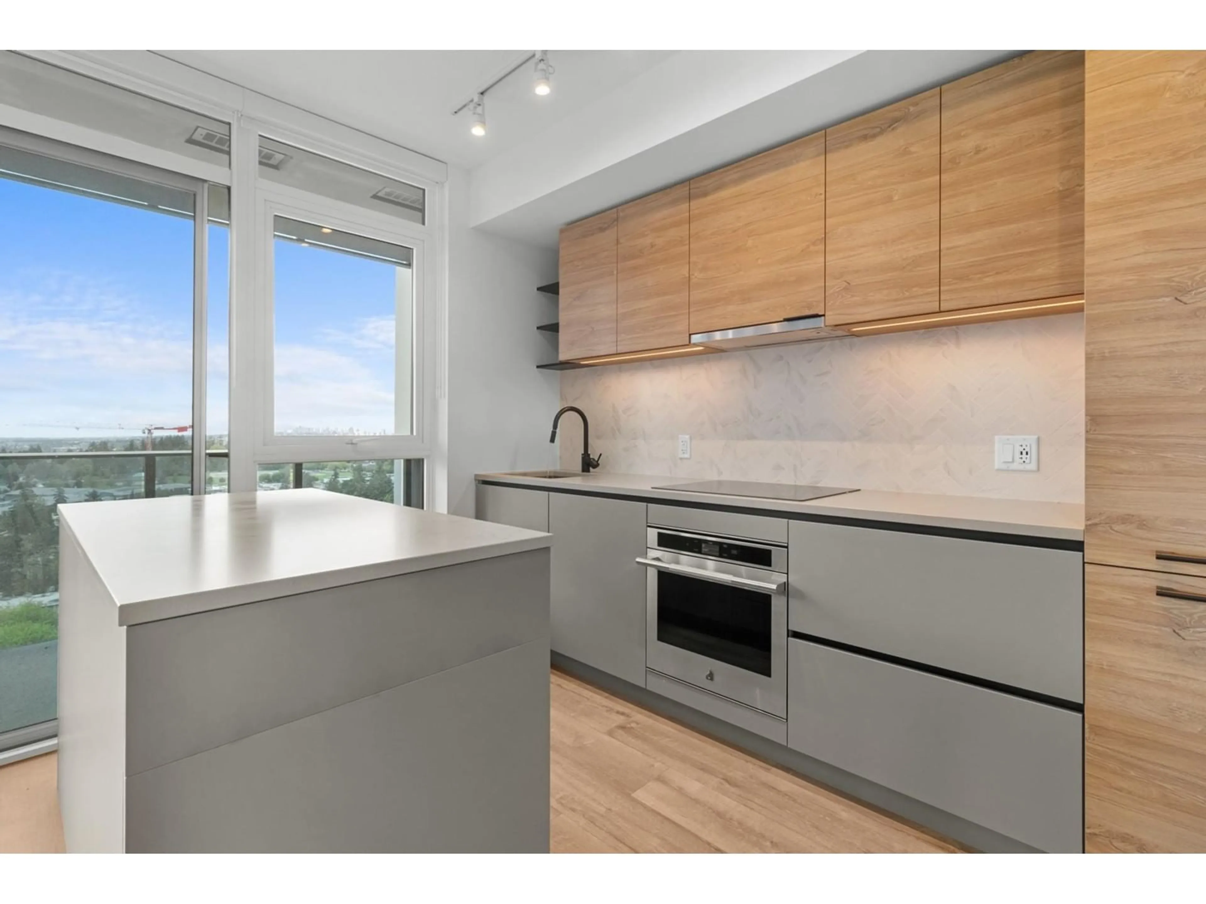 Standard kitchen, wood/laminate floor for 2210 - 10448 UNIVERSITY, Surrey British Columbia V3T0S7