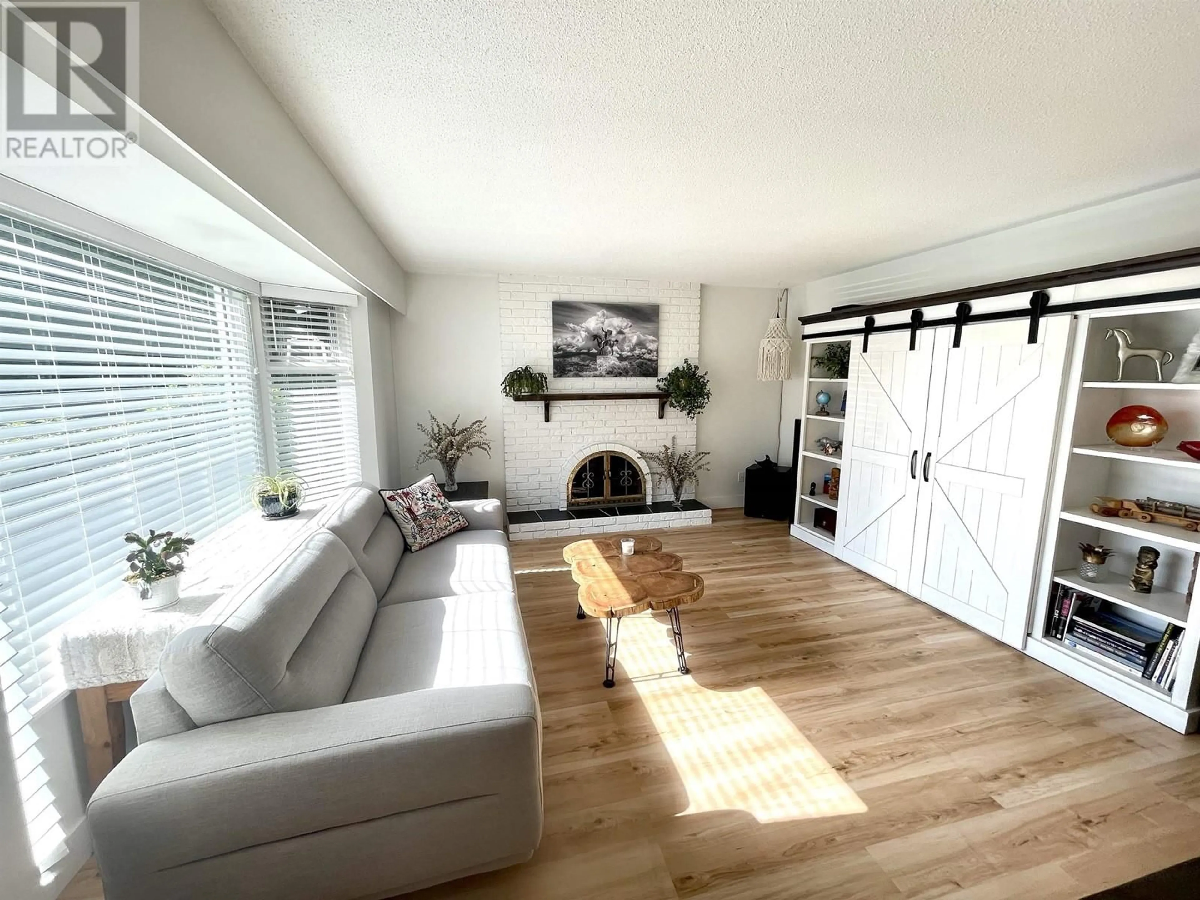 Living room with furniture, unknown for 9351 RYAN CRESCENT, Richmond British Columbia V7A2H1