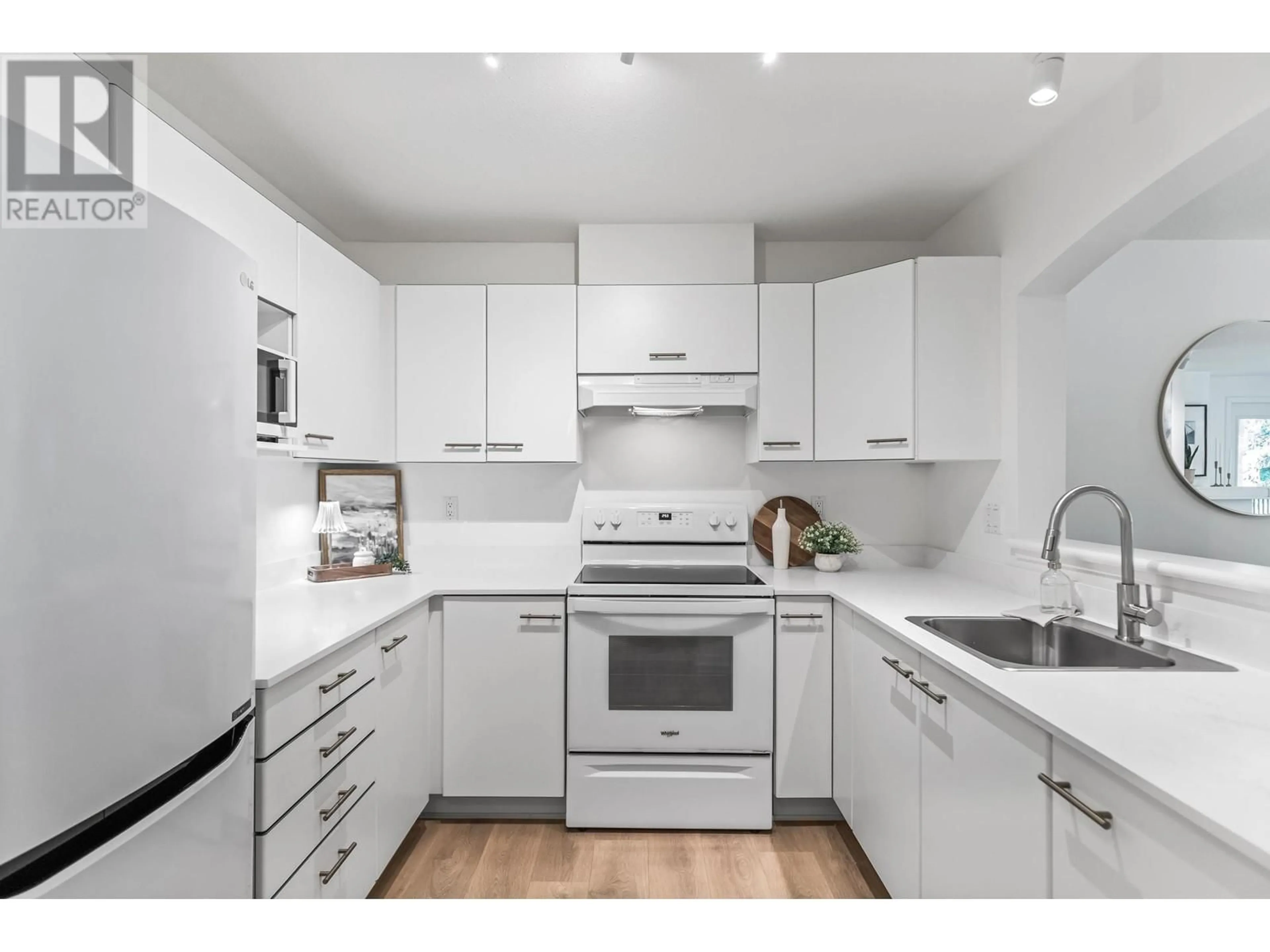 Standard kitchen, wood/laminate floor for 231 - 1252 TOWN CENTRE BOULEVARD, Coquitlam British Columbia V3B7R7