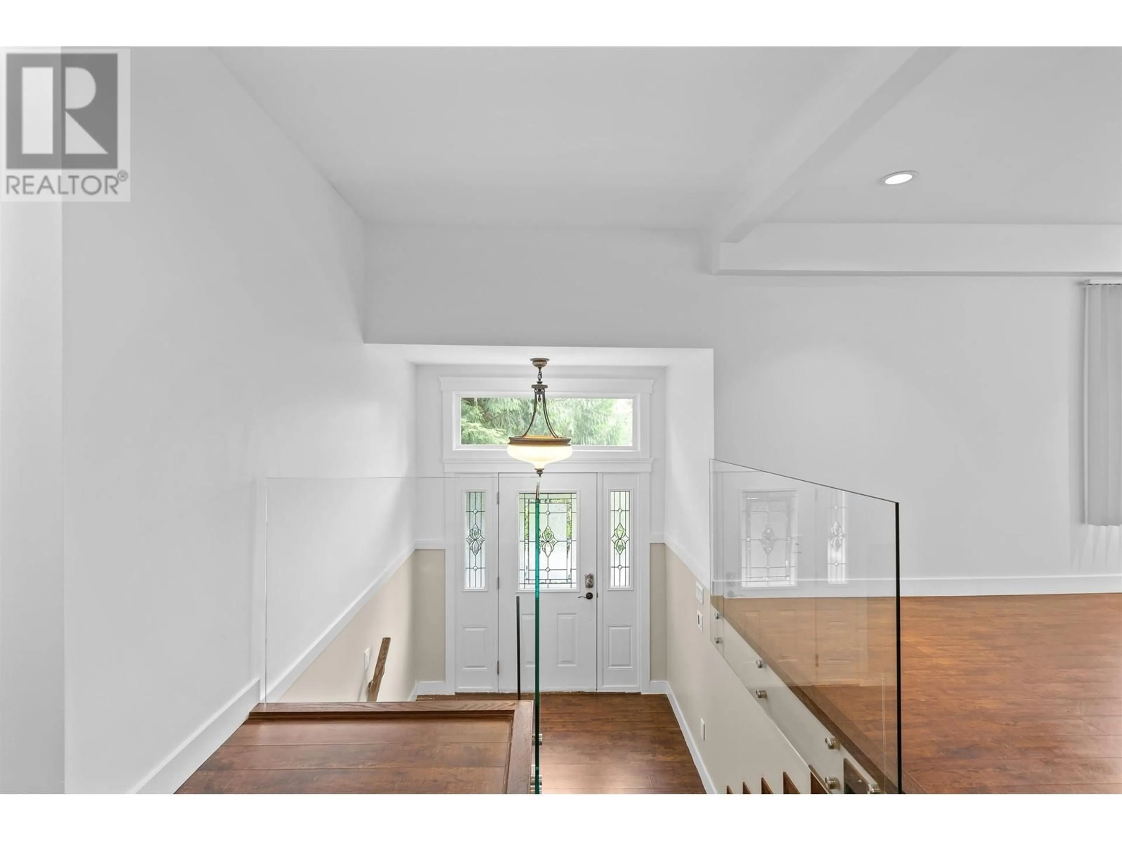 Indoor entryway for 3849 BAYRIDGE AVENUE, West Vancouver British Columbia V7V3J3