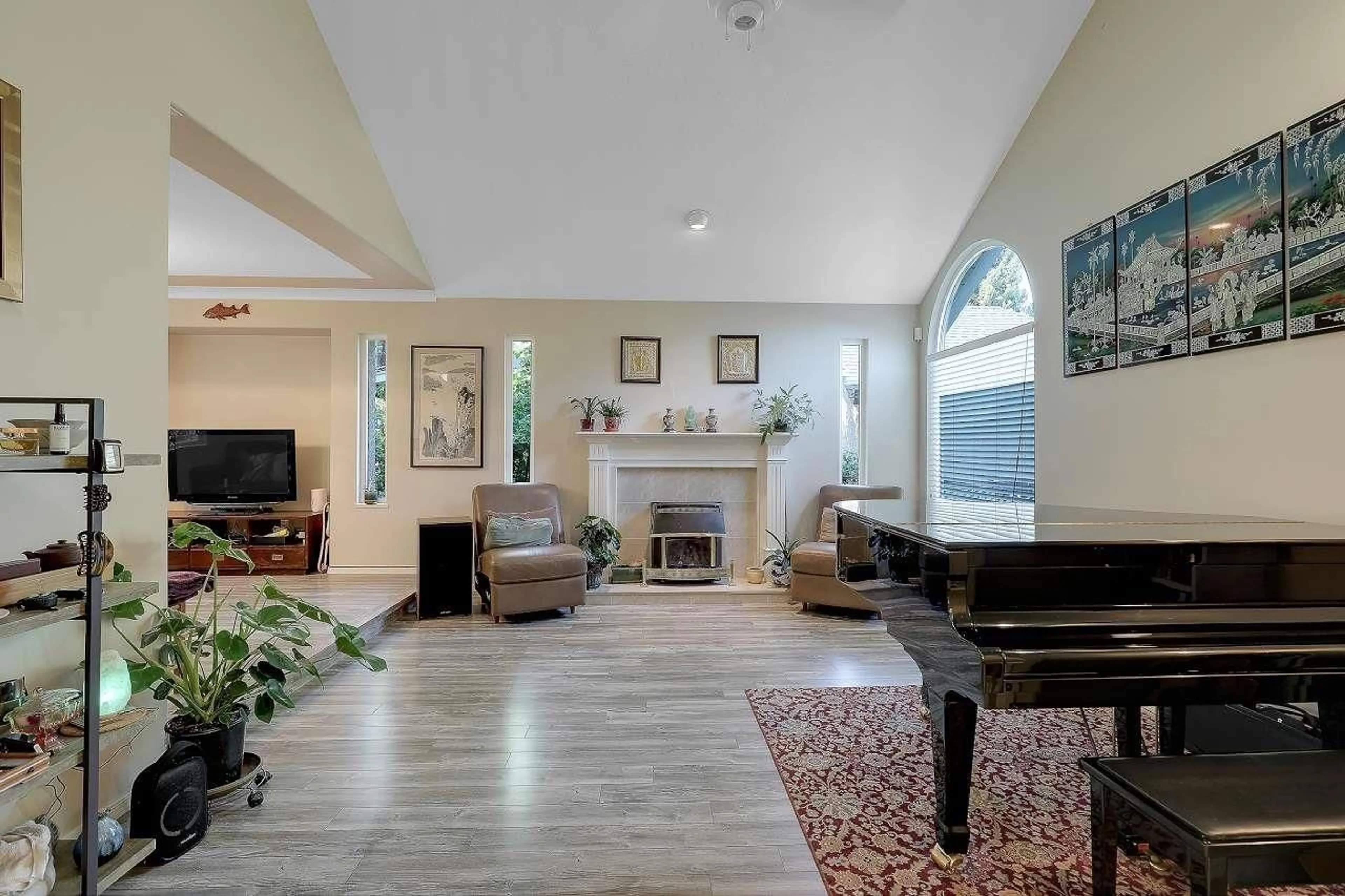 Living room with furniture, ceramic/tile floor for 9465 164, Surrey British Columbia V4N3C8