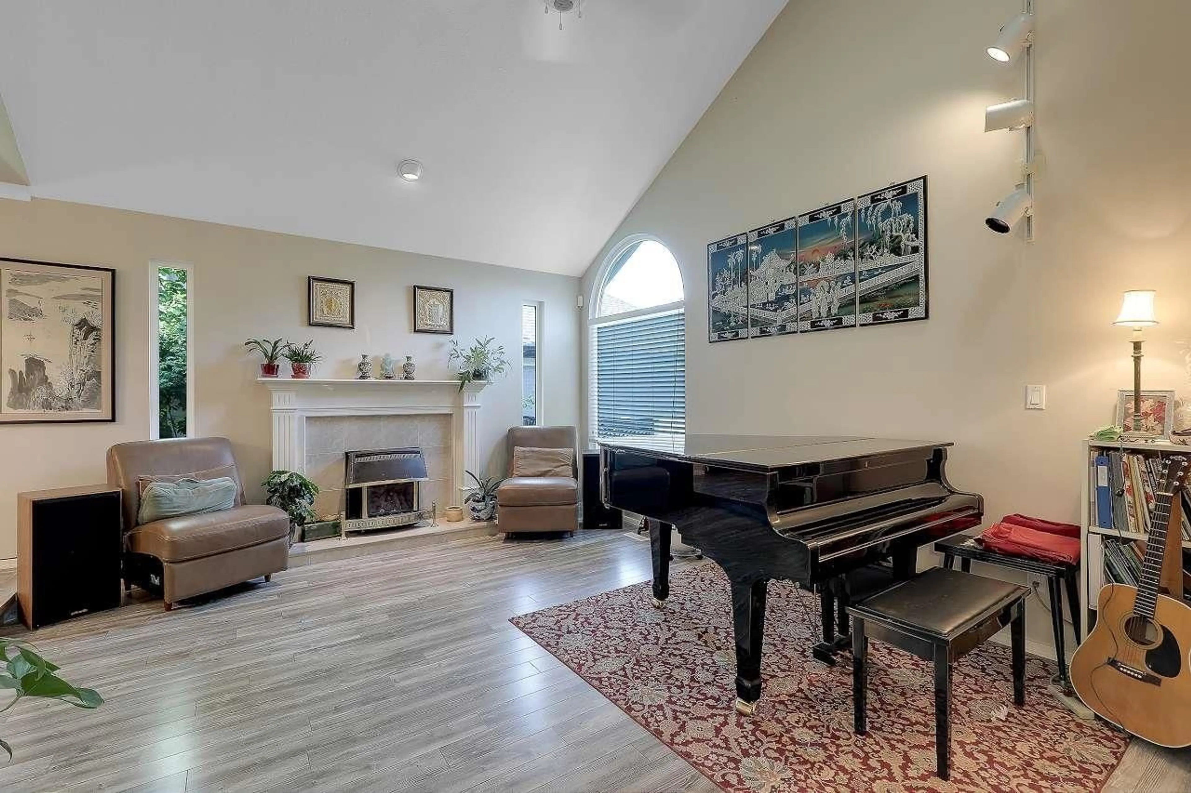Living room with furniture, unknown for 9465 164, Surrey British Columbia V4N3C8