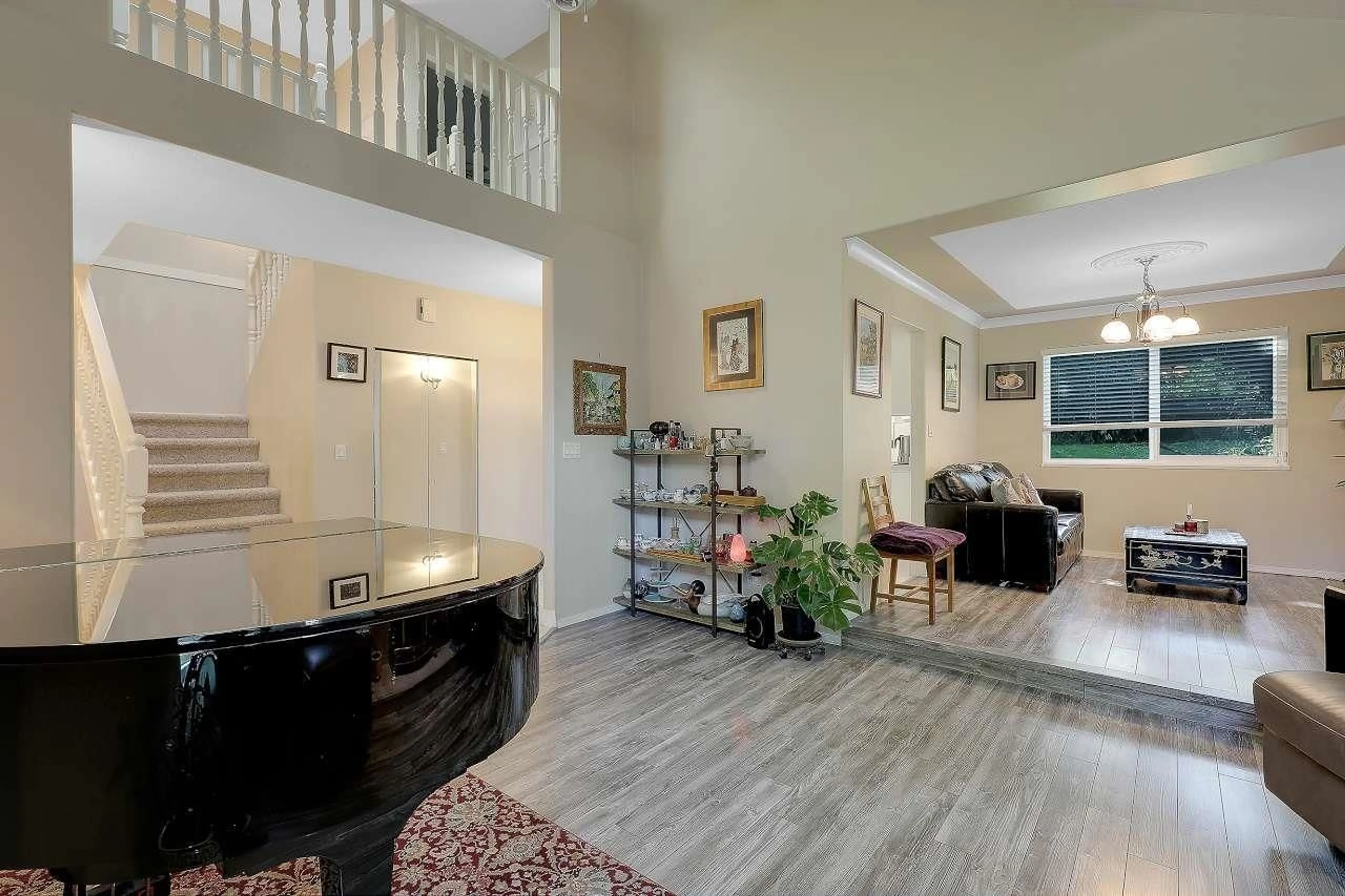 Indoor foyer for 9465 164, Surrey British Columbia V4N3C8