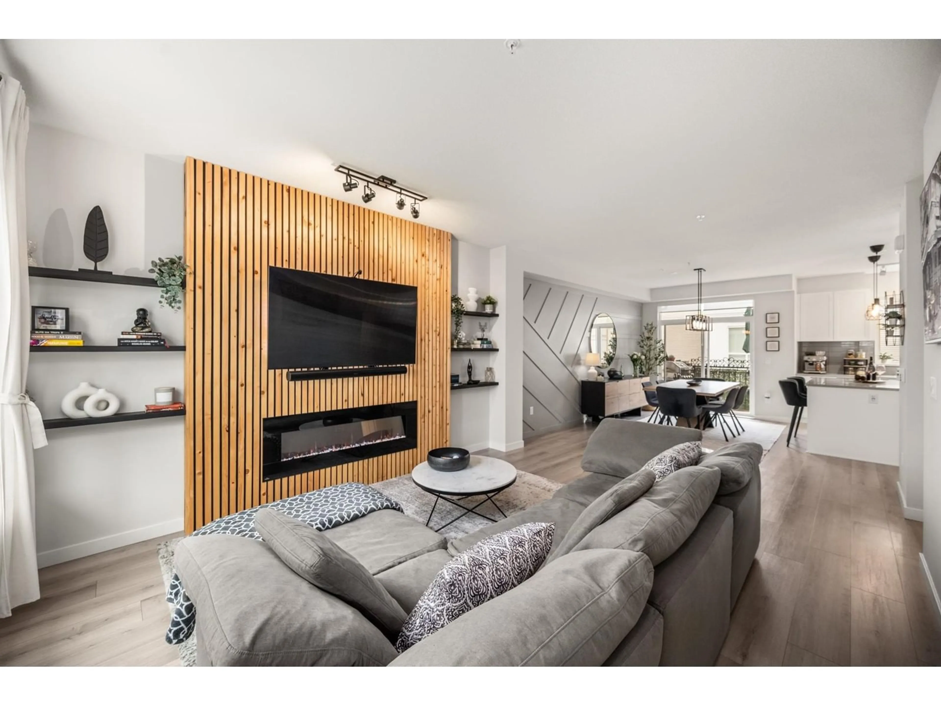 Living room with furniture, wood/laminate floor for 153 - 8335 NELSON, Mission British Columbia V4S0E4