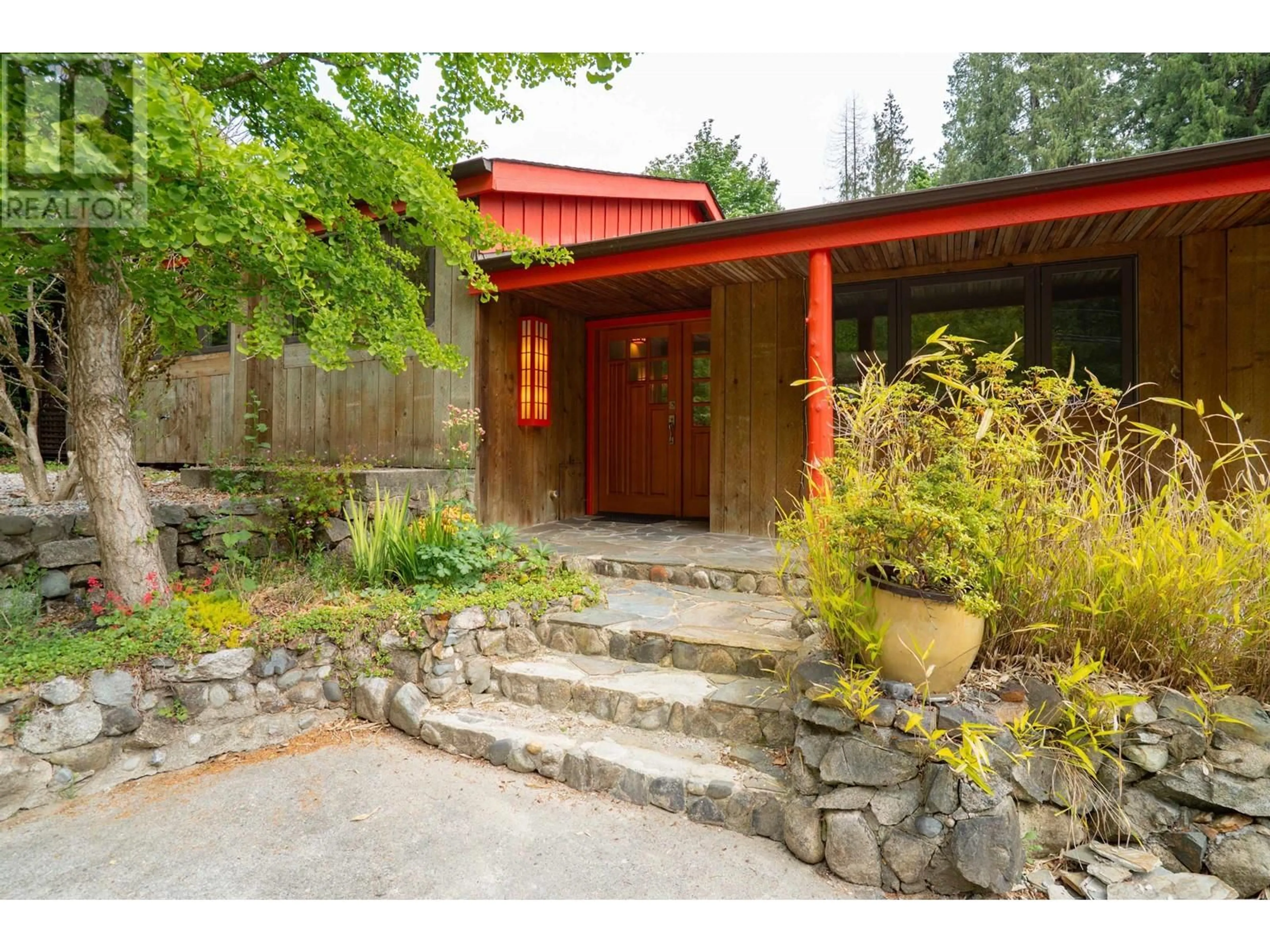 Indoor entryway for 1170 FLUME ROAD, Roberts Creek British Columbia V0N2W2