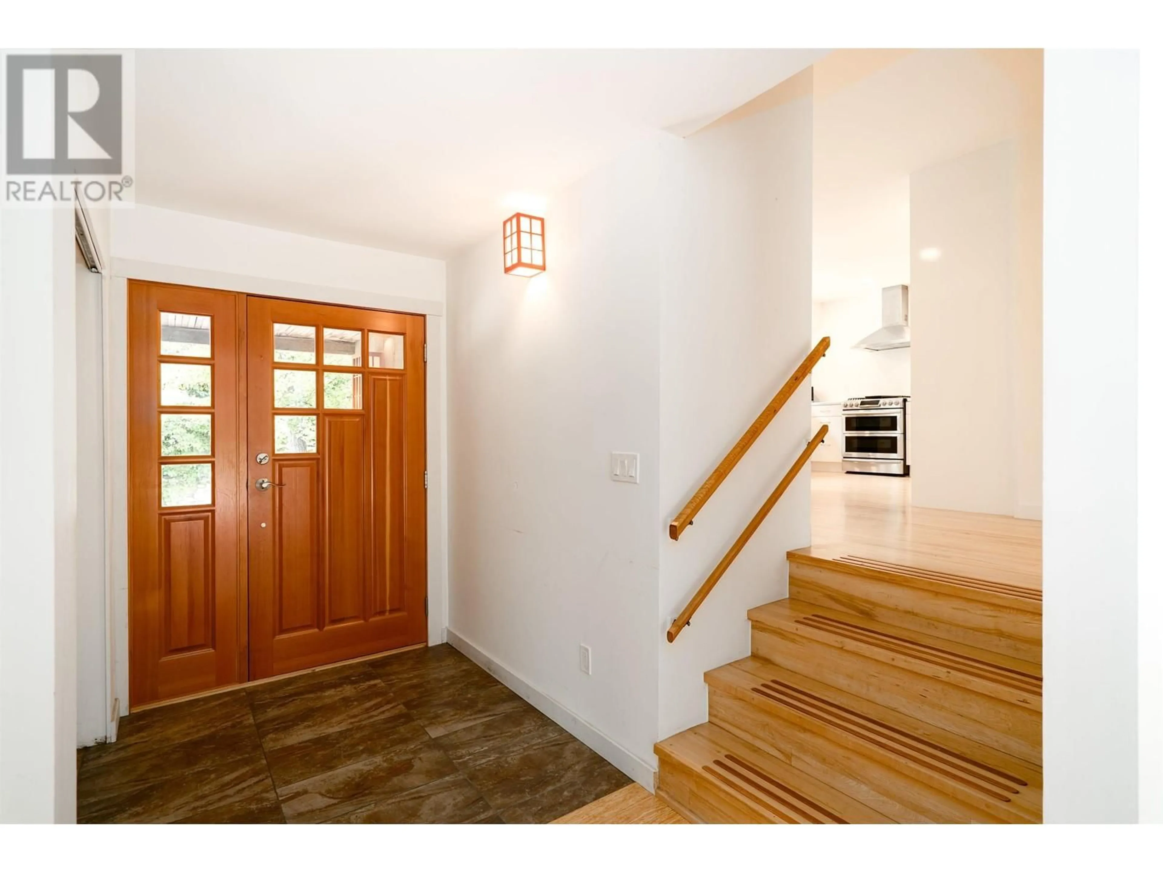 Indoor entryway for 1170 FLUME ROAD, Roberts Creek British Columbia V0N2W2