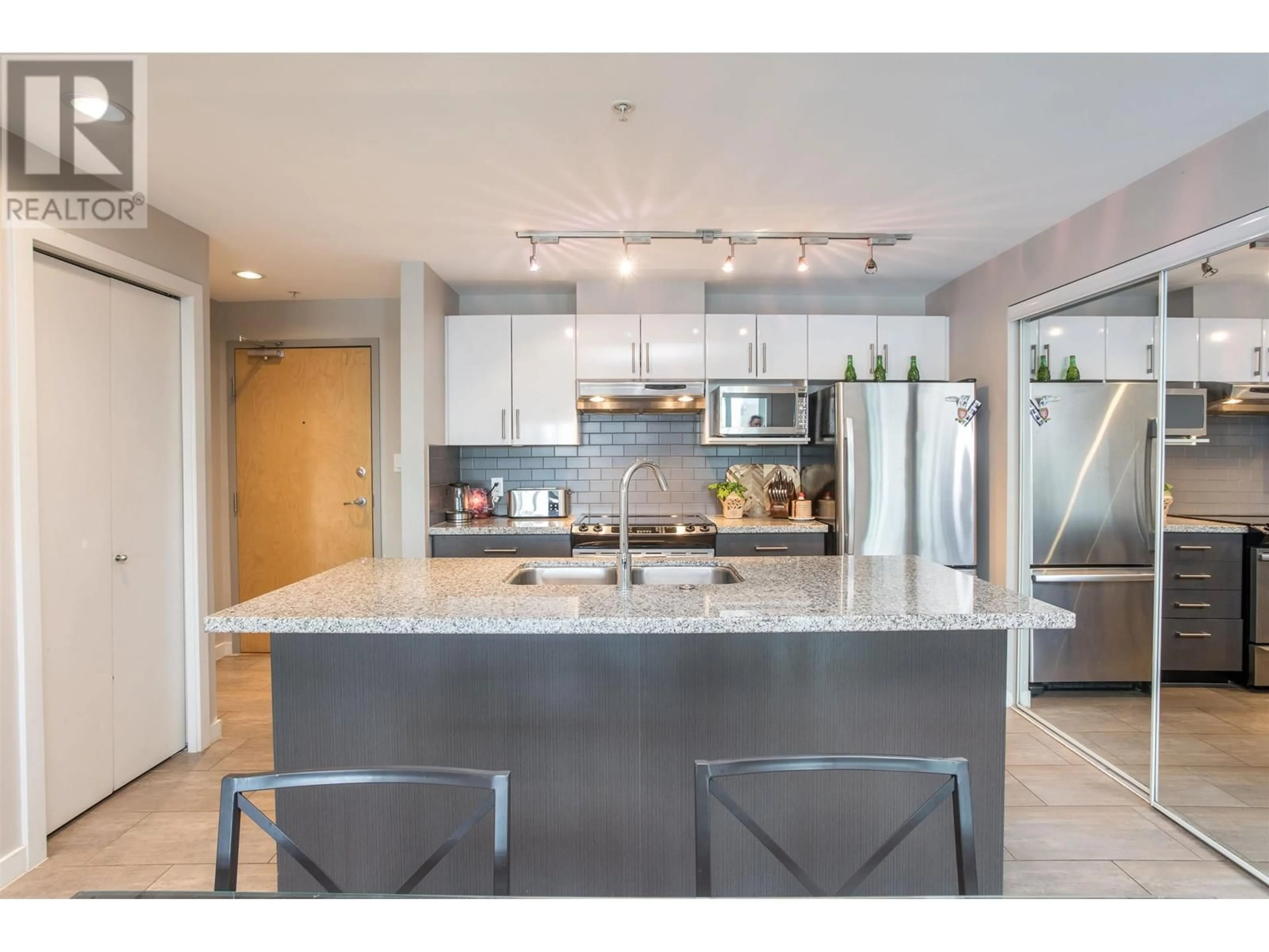 Open concept kitchen, ceramic/tile floor for 901 - 14 BEGBIE STREET, New Westminster British Columbia V3M0C4