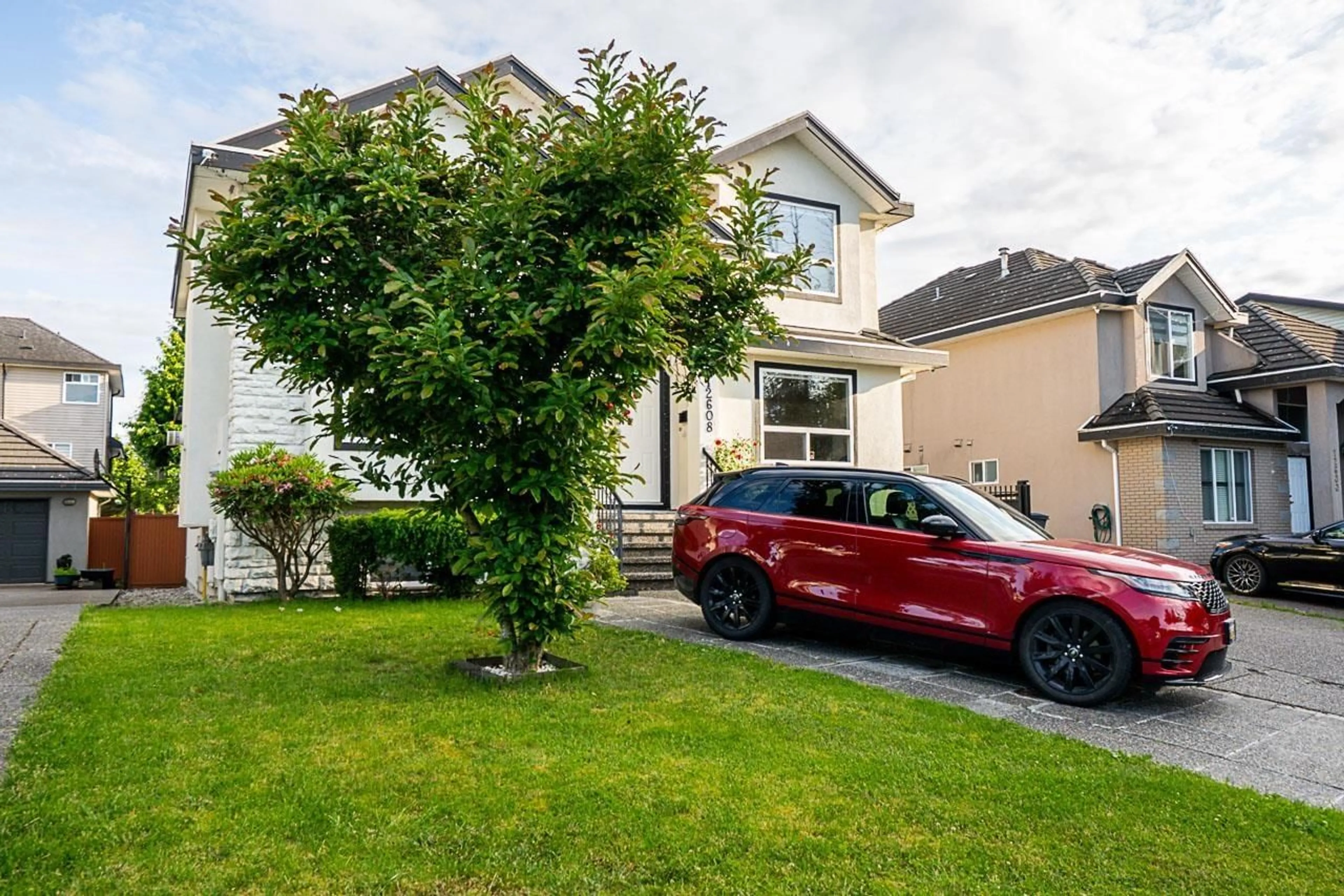 A pic from outside/outdoor area/front of a property/back of a property/a pic from drone, street for 12608 67A, Surrey British Columbia V3W1G3