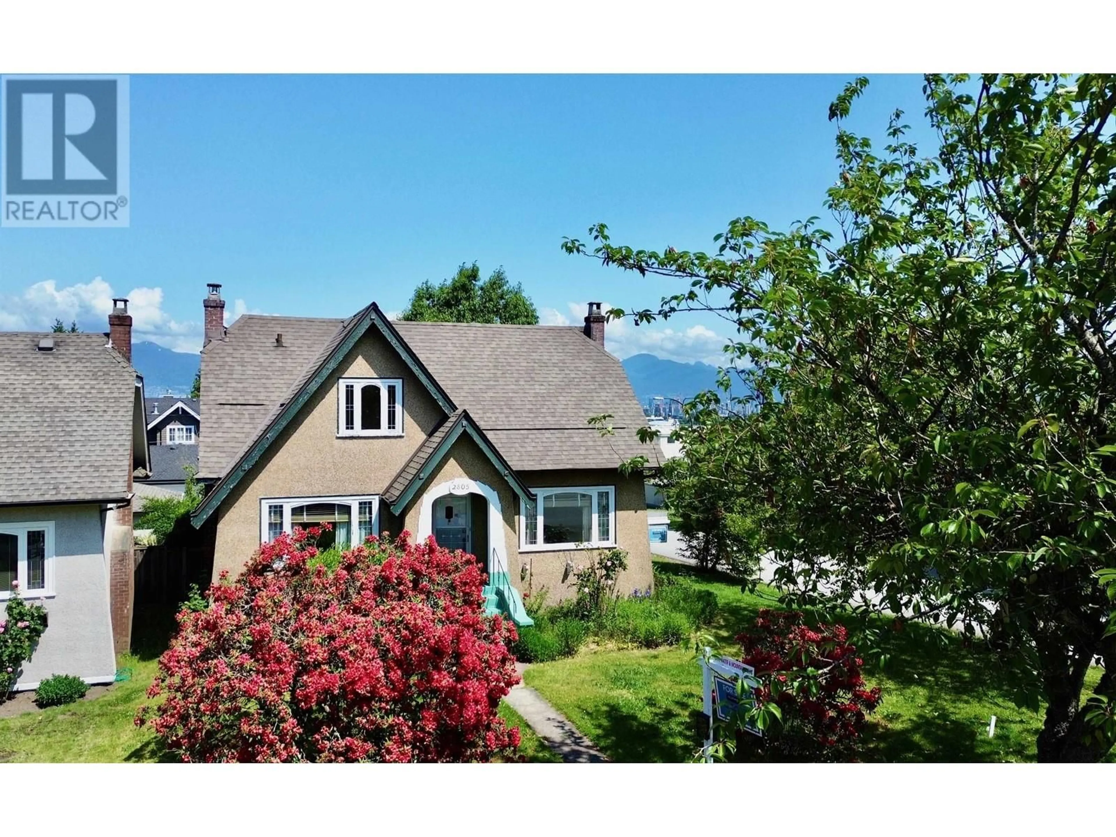 A pic from outside/outdoor area/front of a property/back of a property/a pic from drone, street for 2805 30TH AVENUE, Vancouver British Columbia V6L1Z1