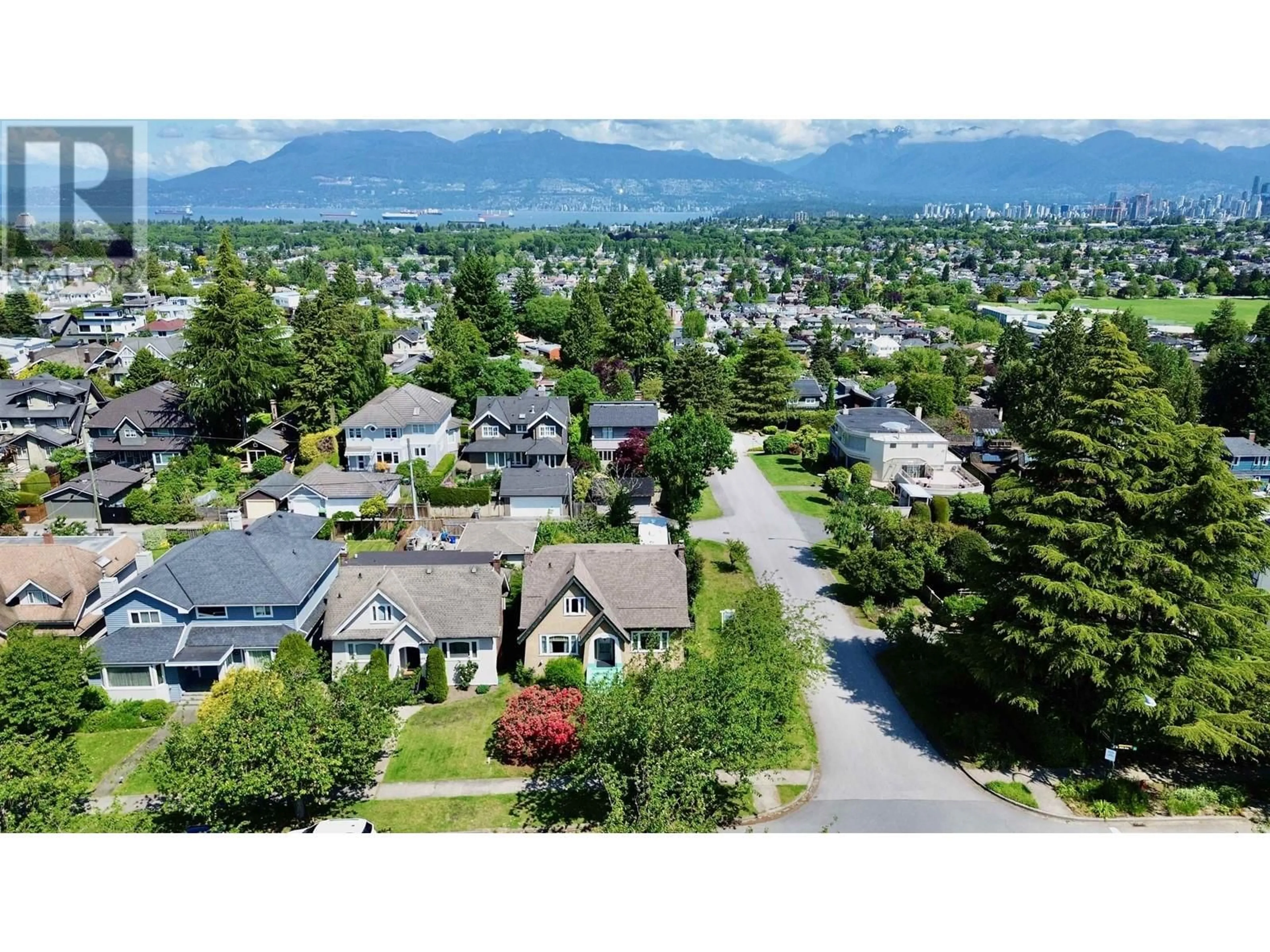 A pic from outside/outdoor area/front of a property/back of a property/a pic from drone, mountain view for 2805 30TH AVENUE, Vancouver British Columbia V6L1Z1
