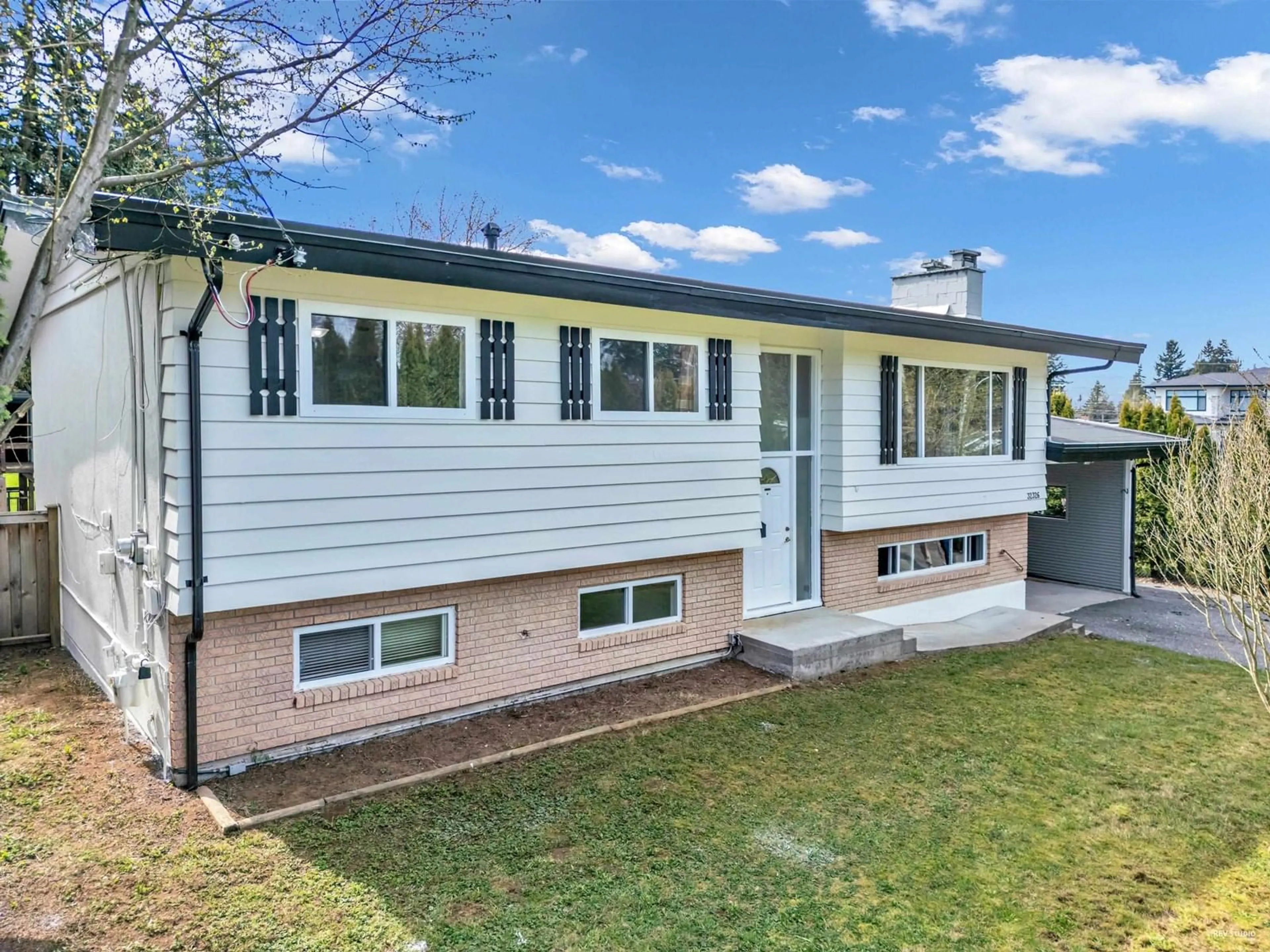 Home with vinyl exterior material, street for 32326 ALPINE, Abbotsford British Columbia V2T1H3